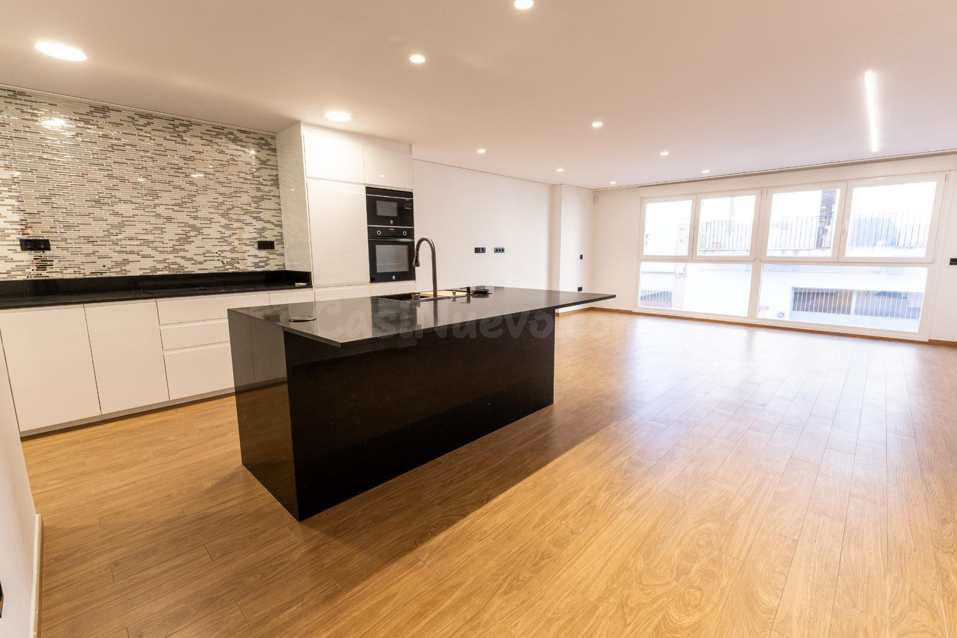 Casa reformada en 2018 con piscina y grandes dimensiones - foto 2