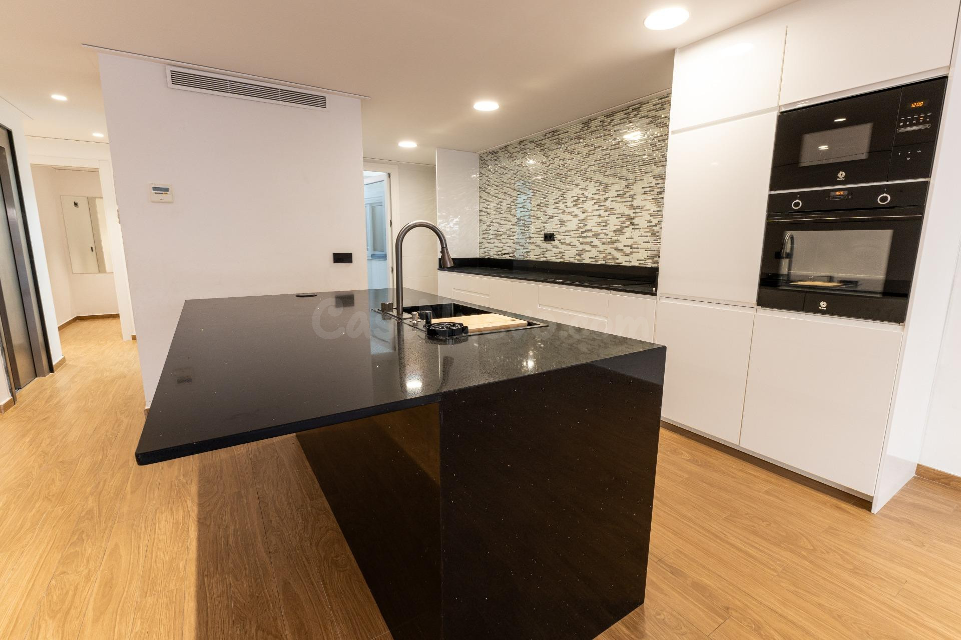 Casa reformada en 2018 con piscina y grandes dimensiones - foto 3
