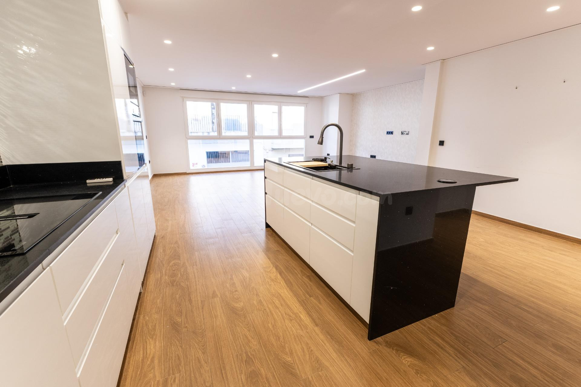 Casa reformada en 2018 con piscina y grandes dimensiones - foto 4