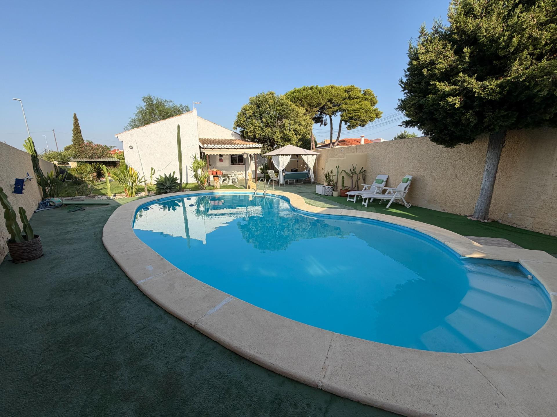 Chalet independiente con piscina