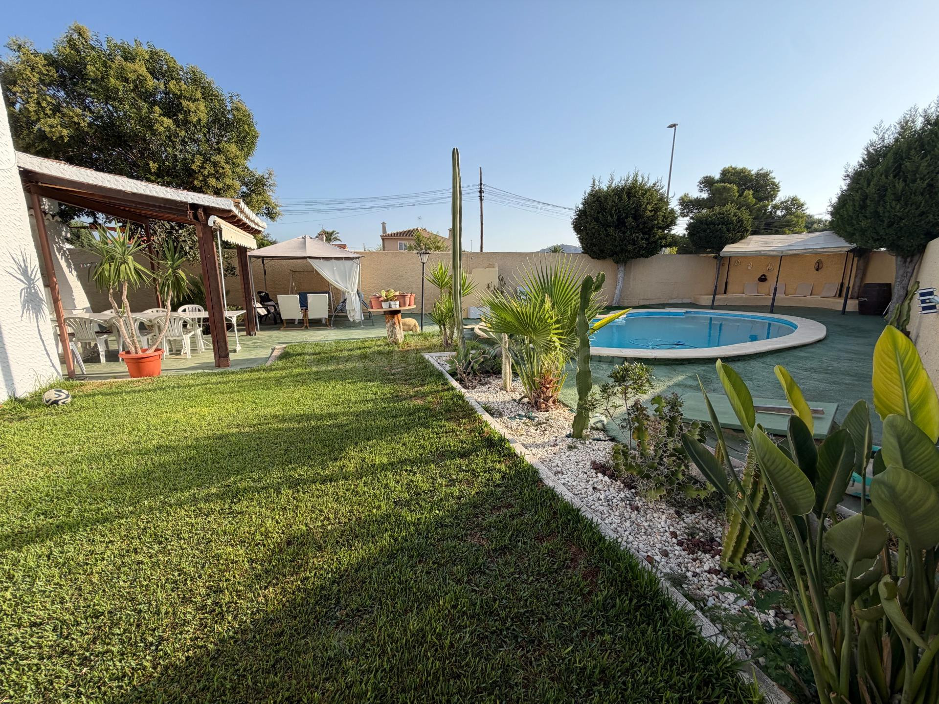 Chalet independiente con piscina - foto 2