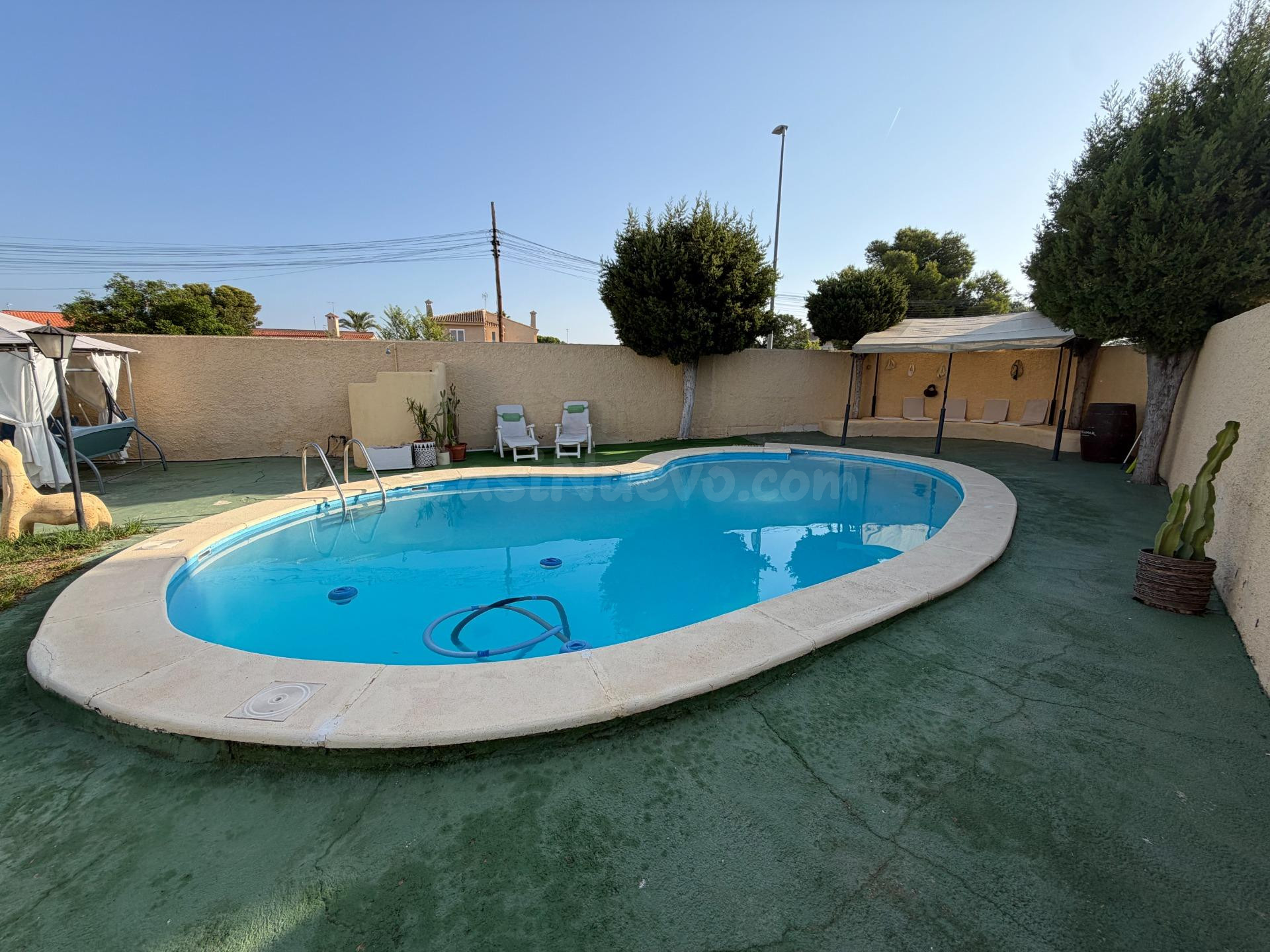 Chalet independiente con piscina - foto 3