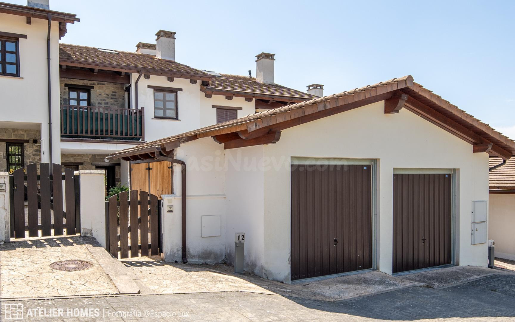 Chalet adosado con gran jardín en Urbanización Lomas de Bada
