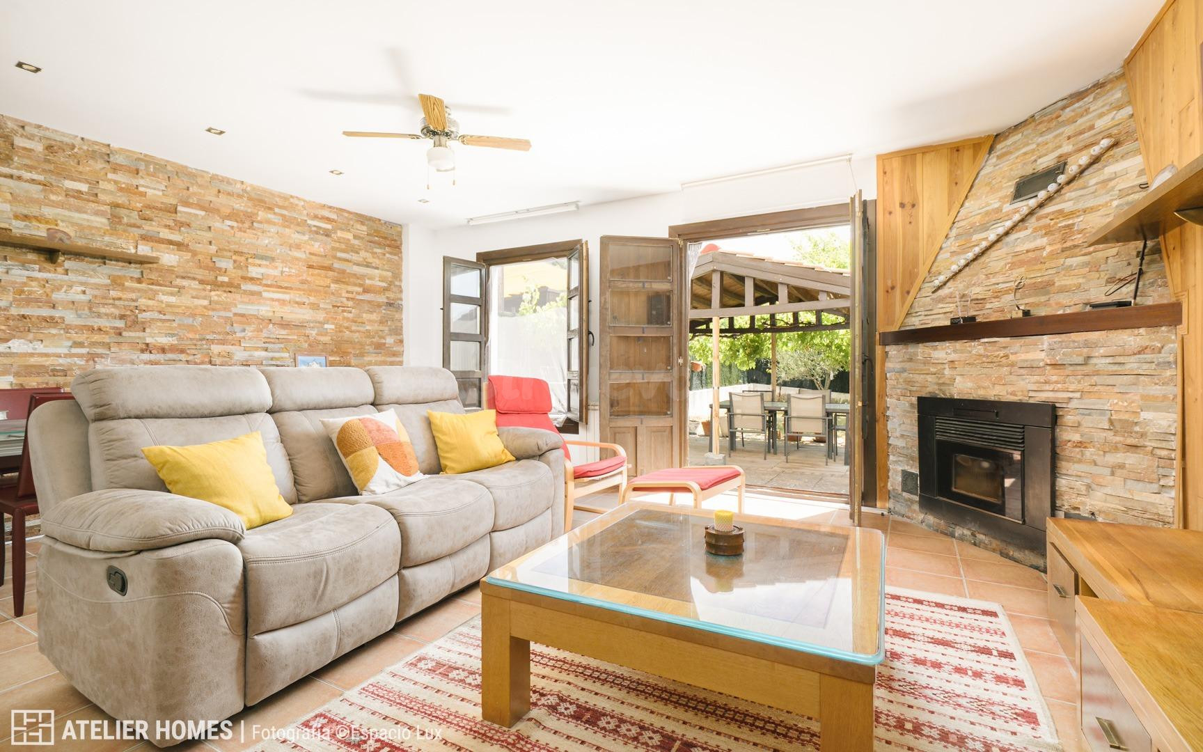 Chalet adosado con gran jardín en Urbanización Lomas de Bada - foto 2