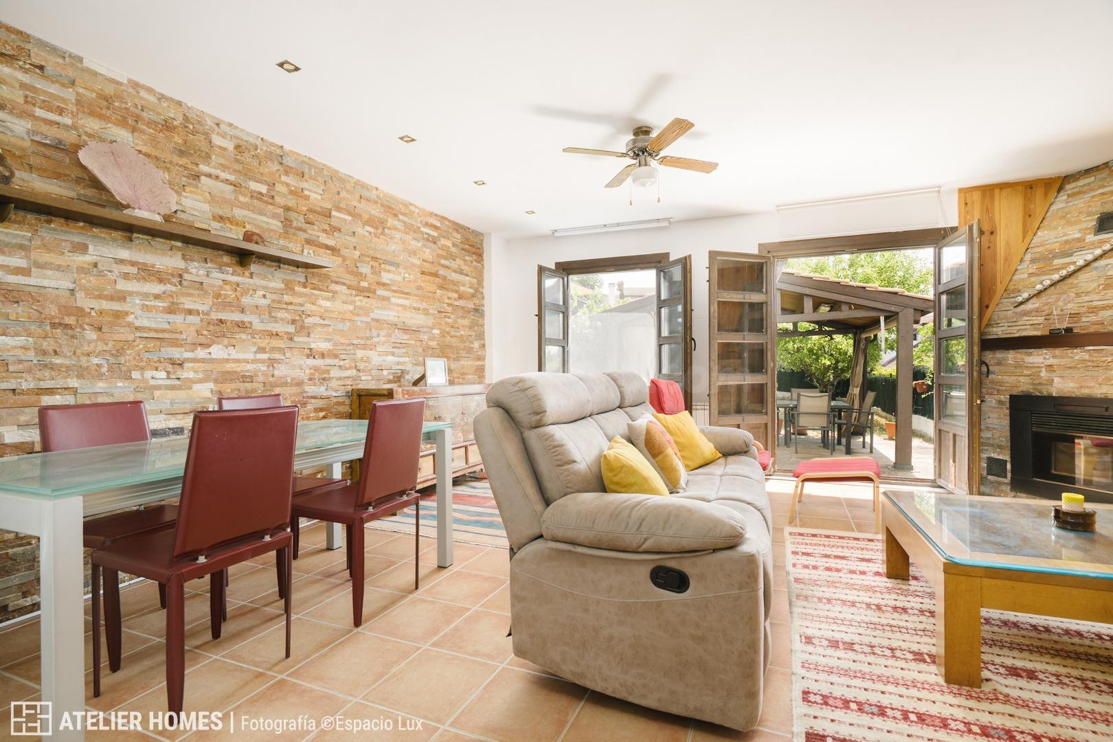 Chalet adosado con gran jardín en Urbanización Lomas de Bada - foto 3