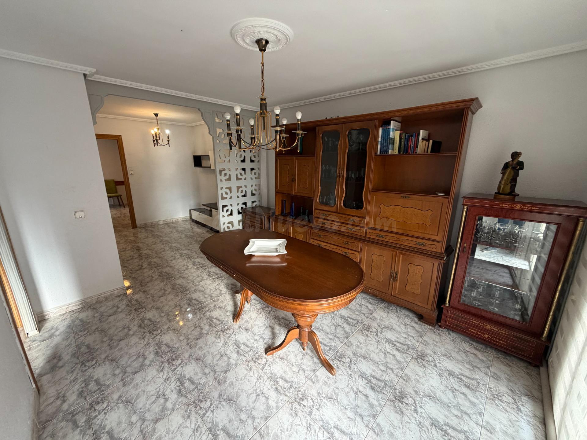Piso amplio con 4 dormitorios, balcón y trastero. - foto 2