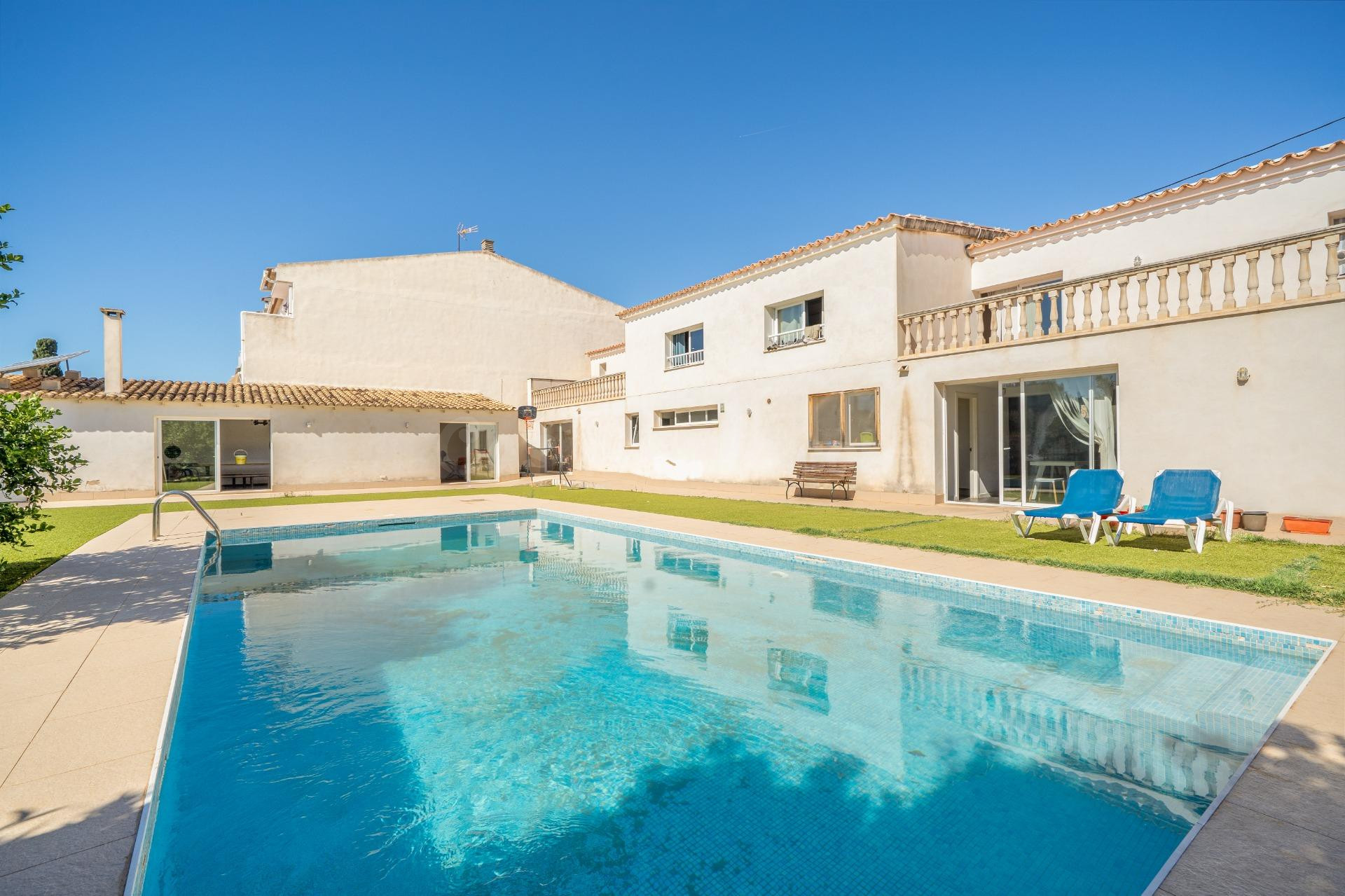 Amplia vivienda unifamiliar con piscina, jardín, placas sola
