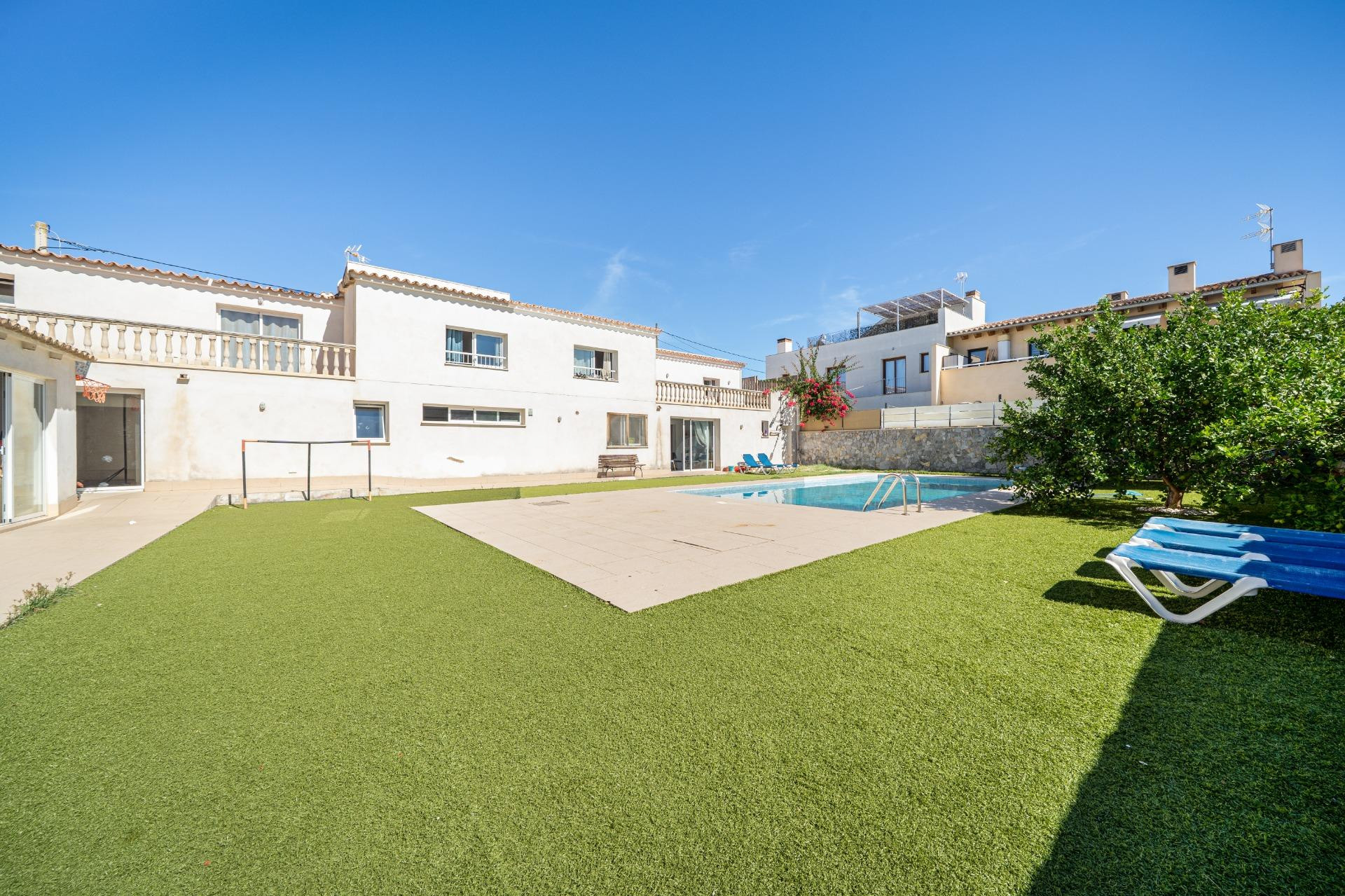 Amplia vivienda unifamiliar con piscina, jardín, placas sola - foto 2