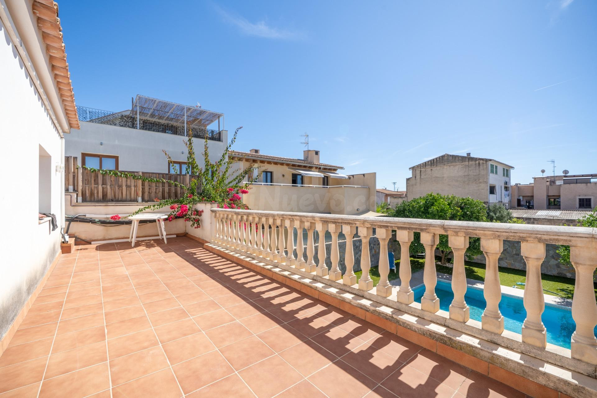 Amplia vivienda unifamiliar con piscina, jardín, placas sola - foto 3