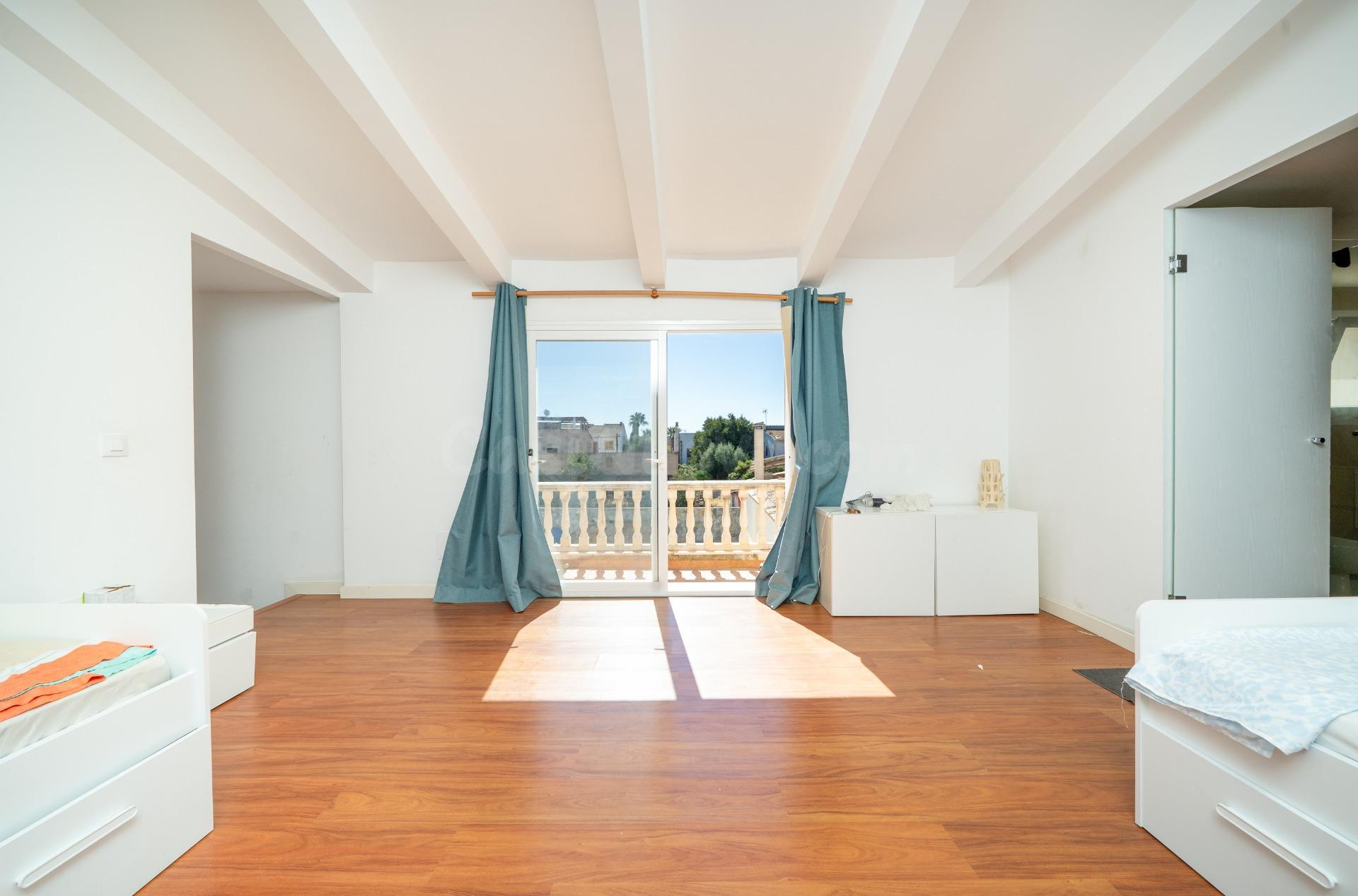 Amplia vivienda unifamiliar con piscina, jardín, placas sola - foto 4