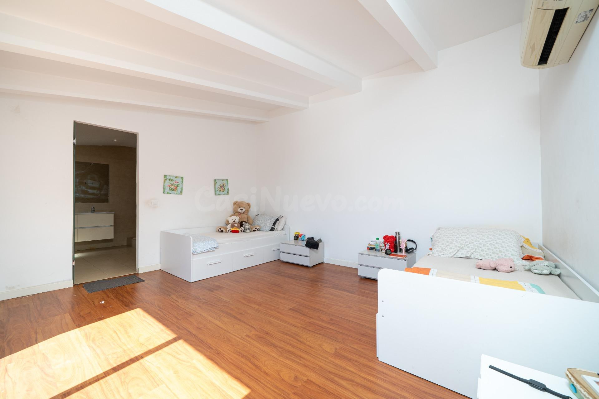 Amplia vivienda unifamiliar con piscina, jardín, placas sola - foto 5