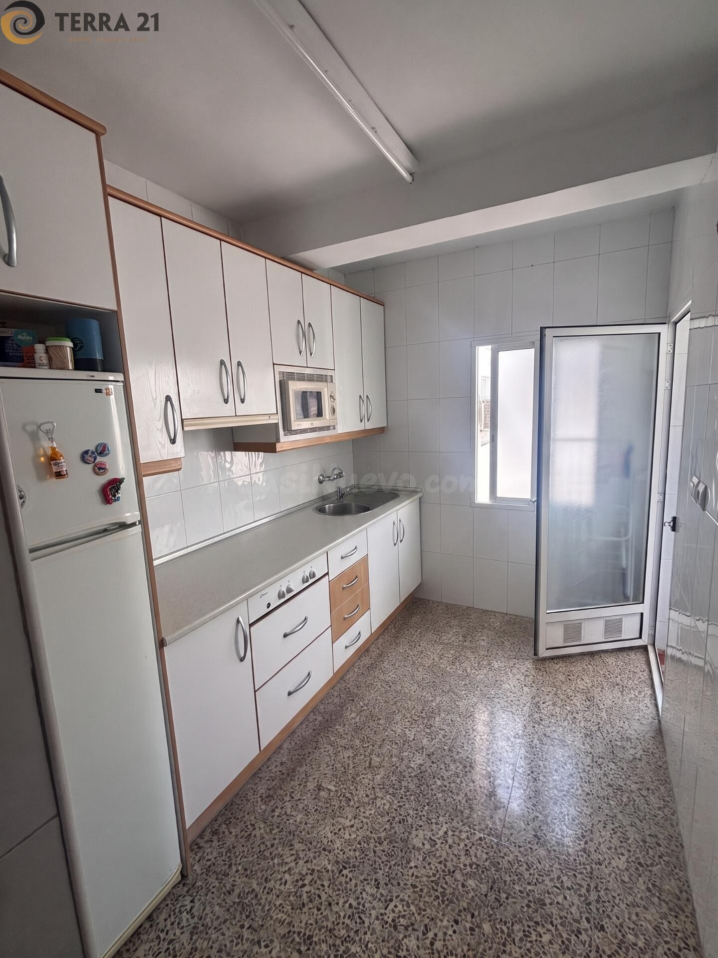 Amplio piso en venta en la zona Gran Eje de Jaén por €180,00 - foto 2