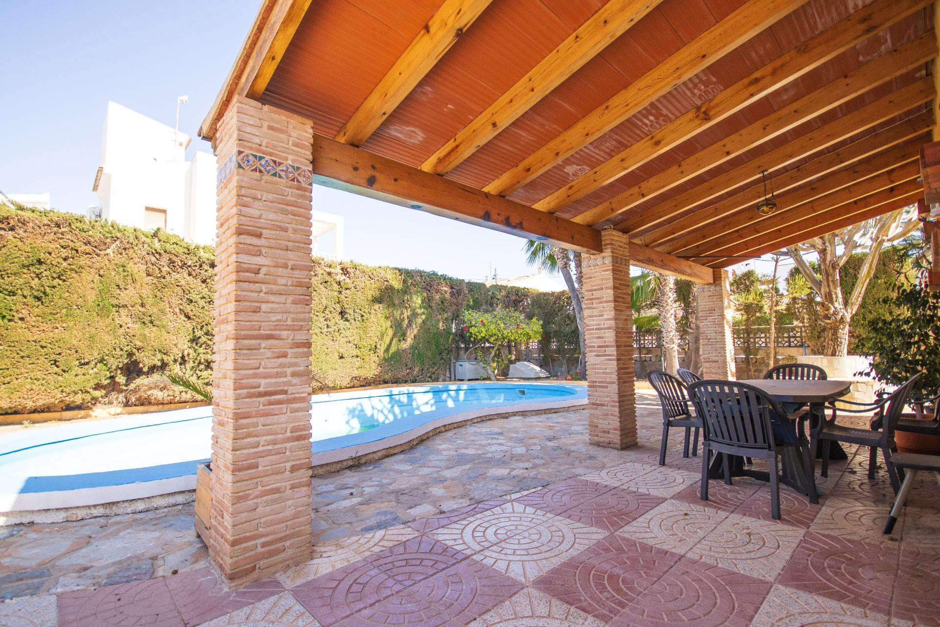 CHALET DE 3 DORMITORIOS 2 BAÑOS, PISCINA EN TORREVIEJA ZONA LOS FRUTALES (ALICANTE)