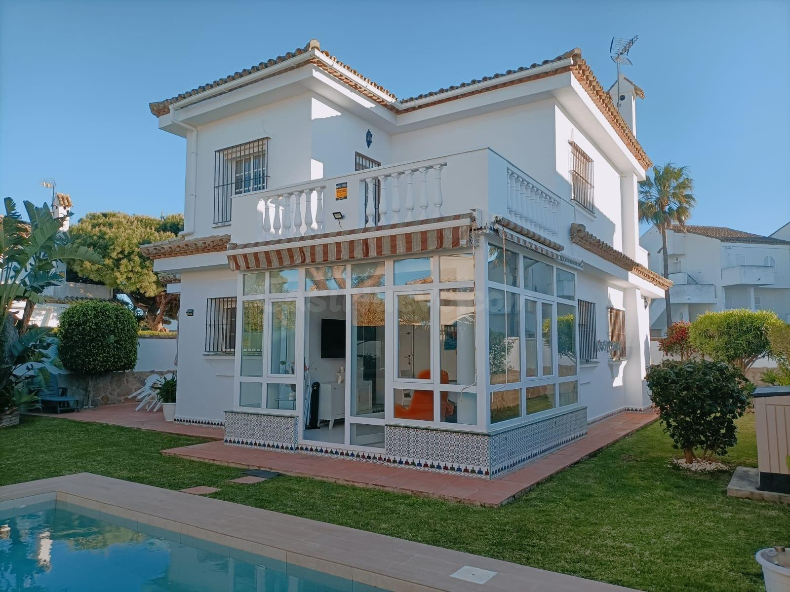 Espectacular chalet con piscina a un paso de la Playa de La  - foto 2