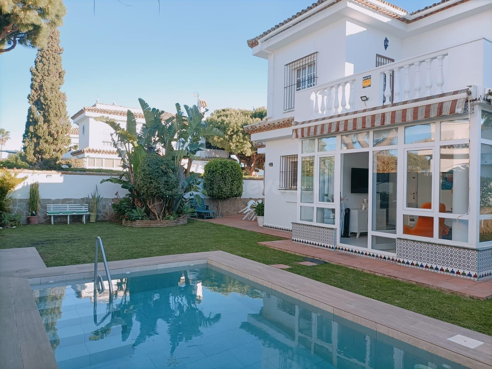 Espectacular chalet con piscina a un paso de la Playa de La  - foto 4