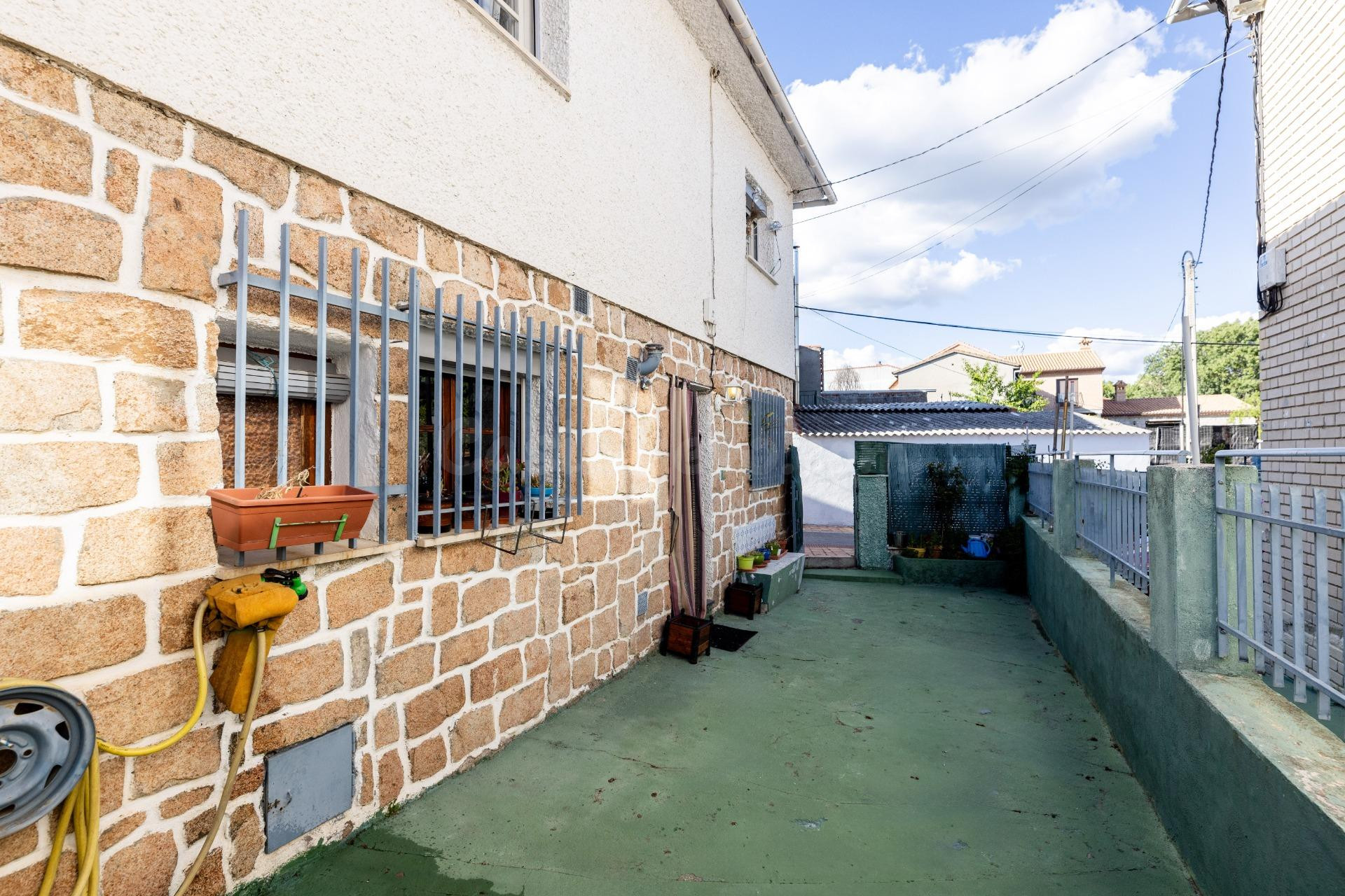 Céntrica y amplia casa de pueblo en Fresnedillas - foto 2
