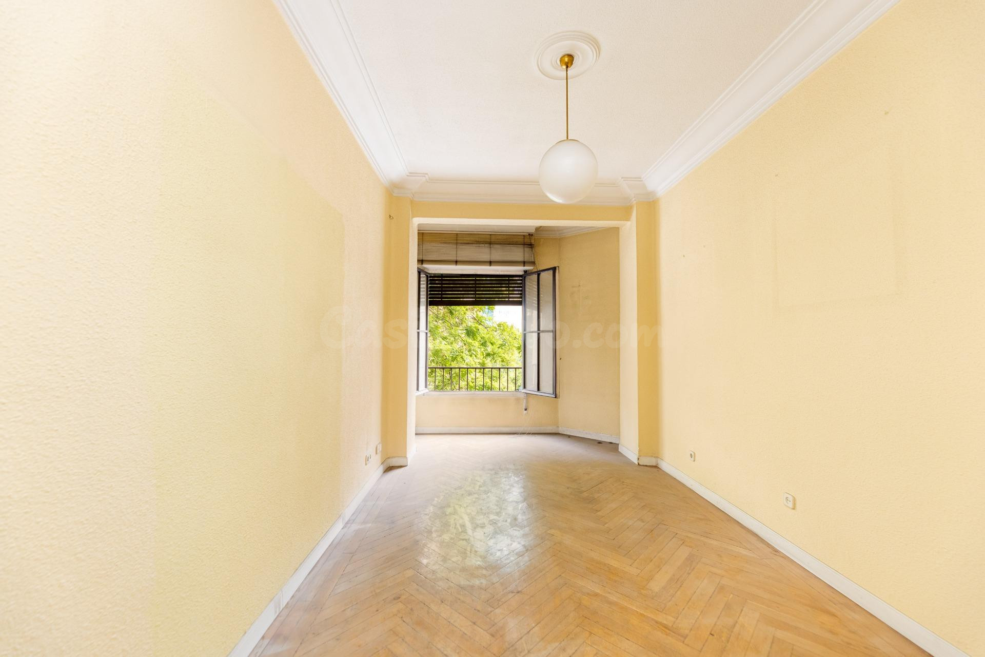 Piso señorial en O´Donell, ideal para oficina o vivienda - foto 2