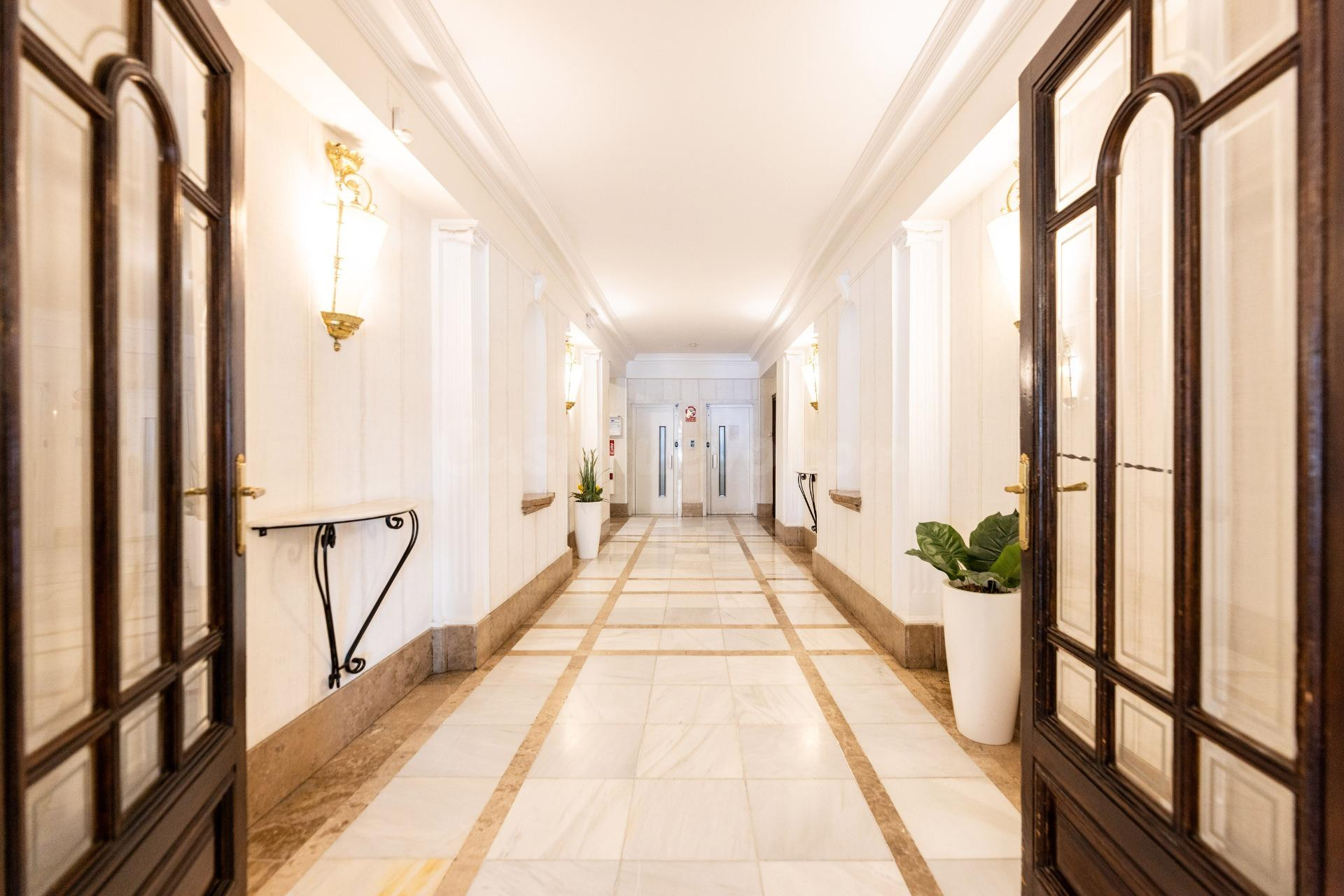 Piso señorial en O´Donell, ideal para oficina o vivienda - foto 3