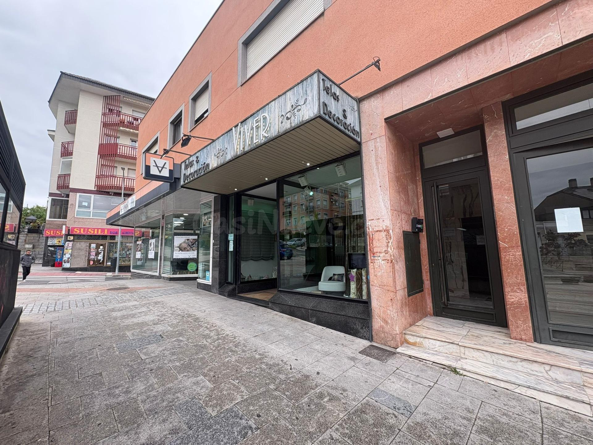 Local comercial con escaparate y puerta de calle en Honorio 