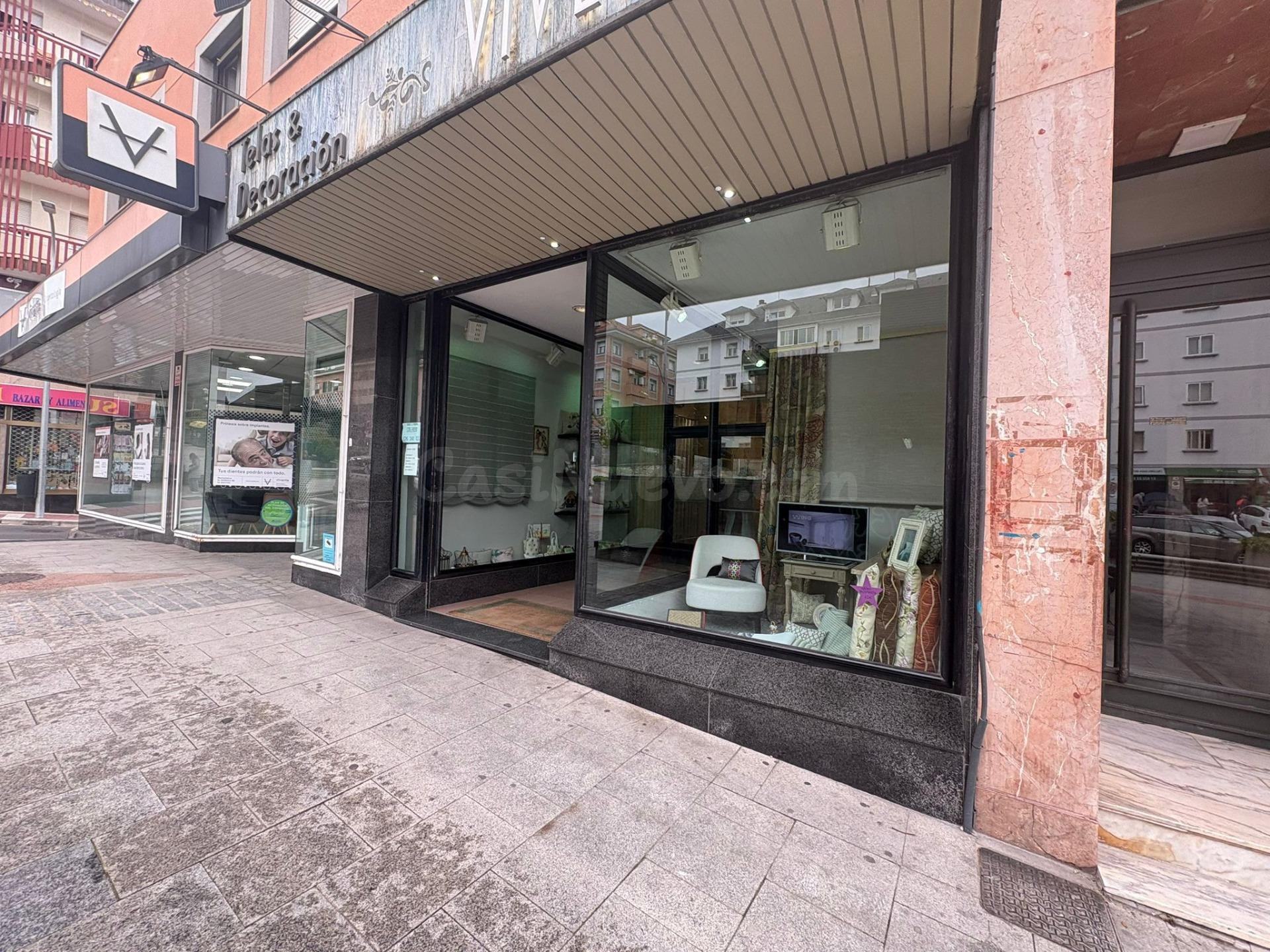Local comercial con escaparate y puerta de calle en Honorio  - foto 2
