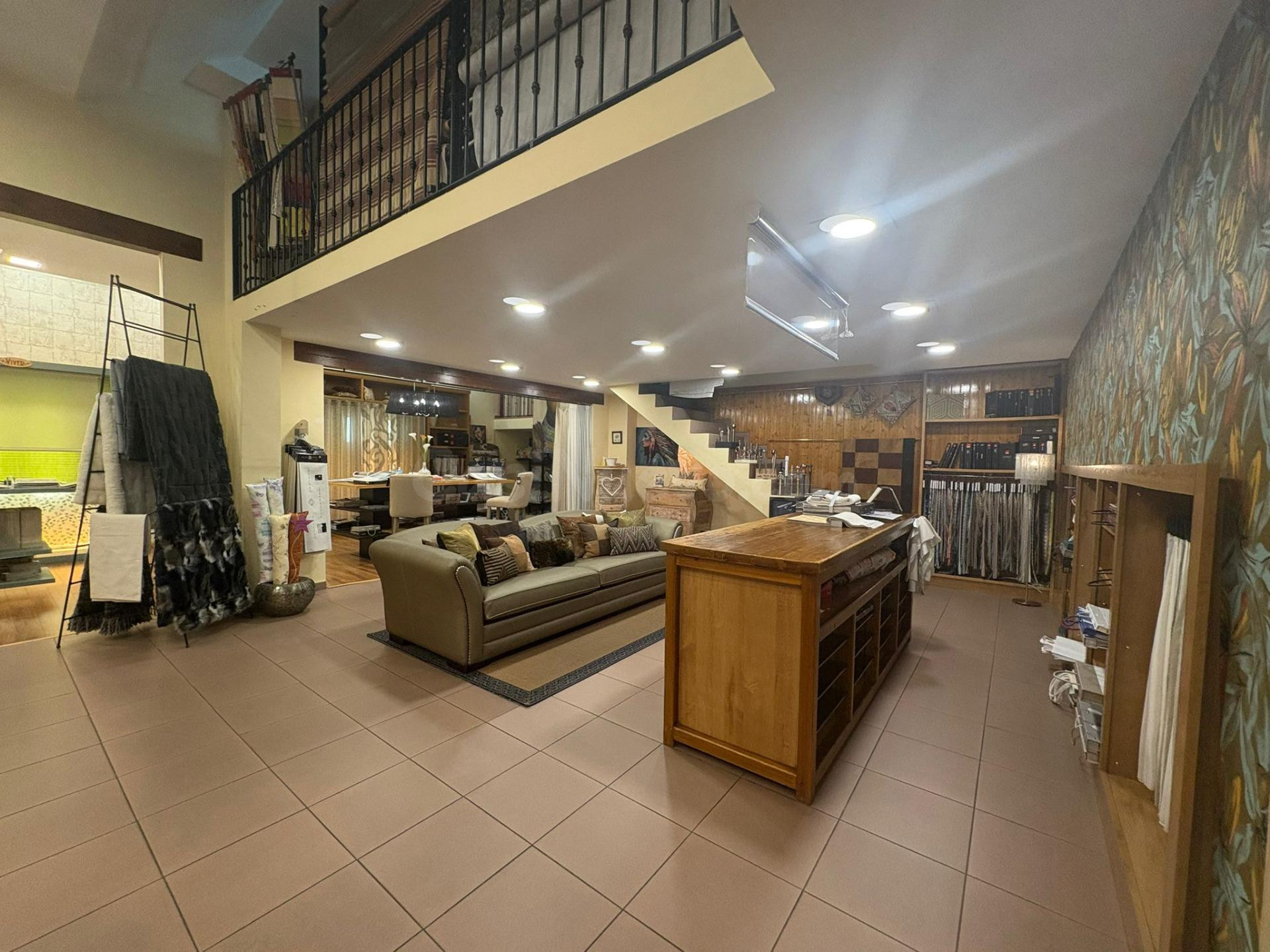 Local comercial con escaparate y puerta de calle en Honorio  - foto 3