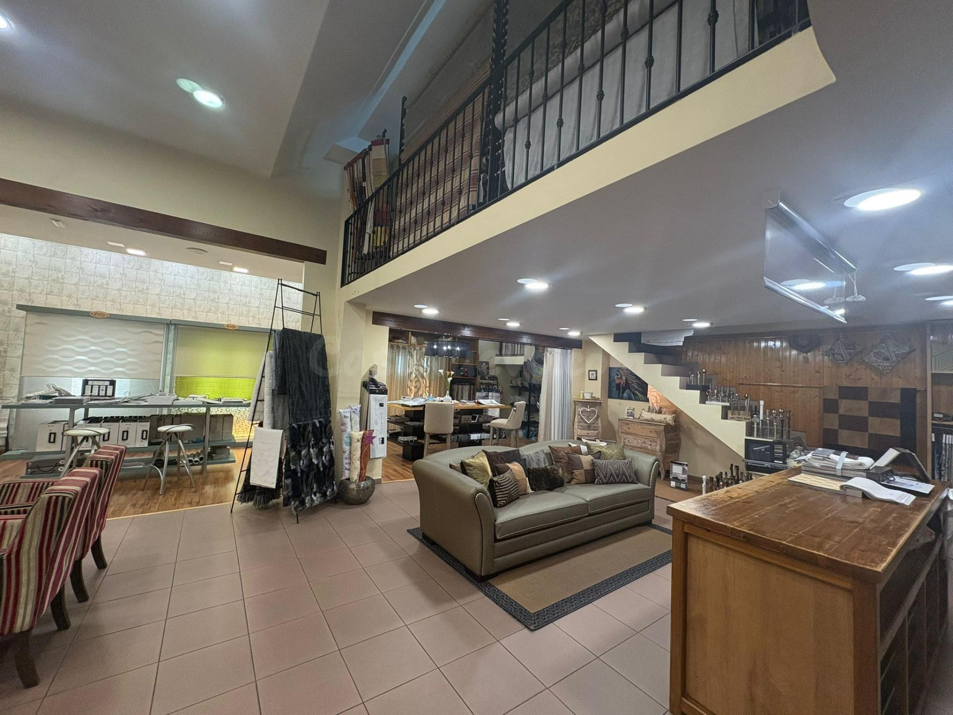 Local comercial con escaparate y puerta de calle en Honorio  - foto 4