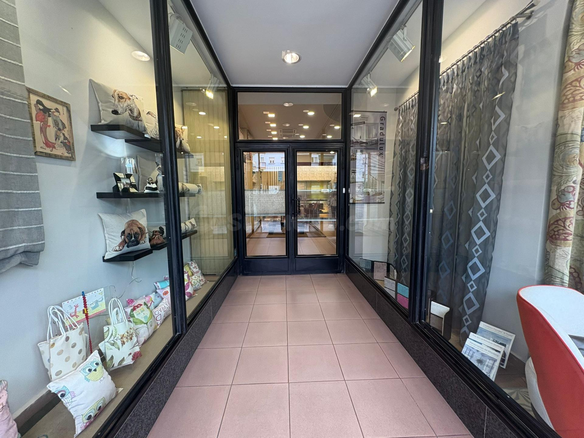 Local comercial con escaparate y puerta de calle en Honorio  - foto 5