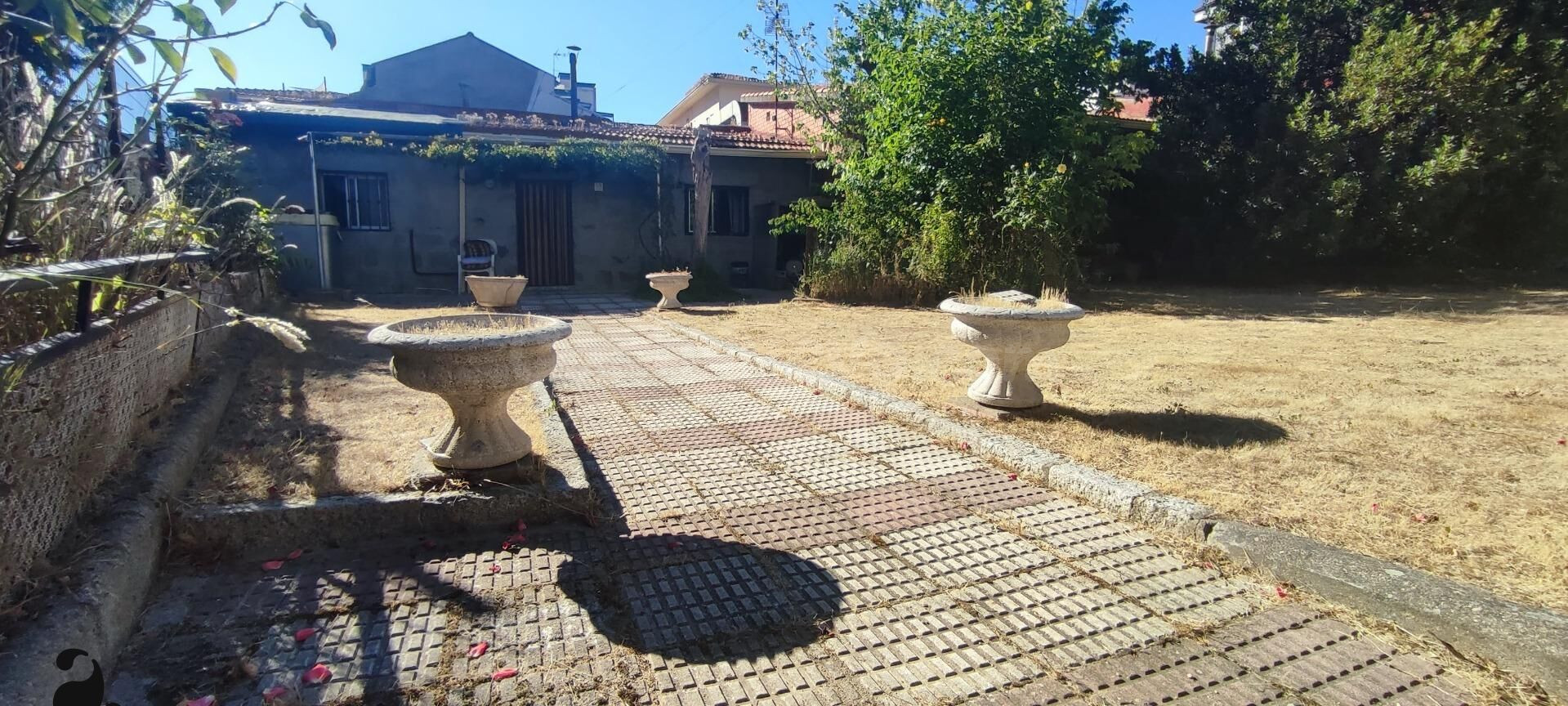 CASA INDEPENDIENTE DE UNA PLANTA CON JARDIN EN CENTRO DE VIL