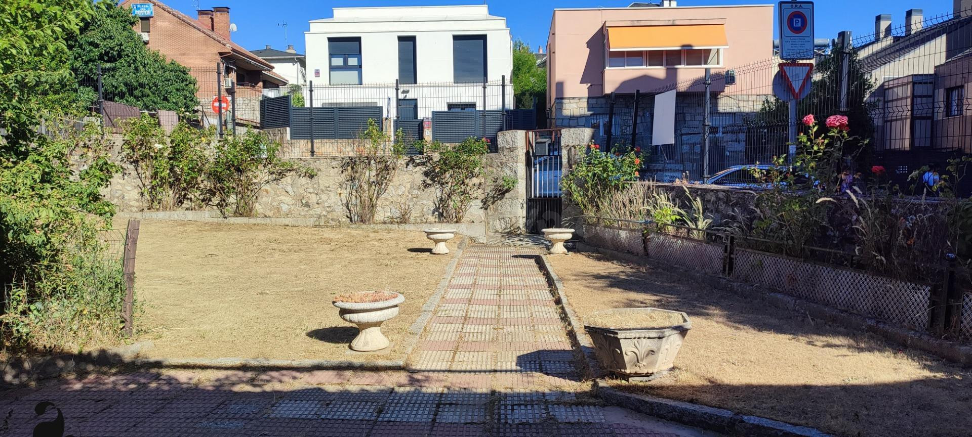 CASA INDEPENDIENTE DE UNA PLANTA CON JARDIN EN CENTRO DE VIL - foto 4