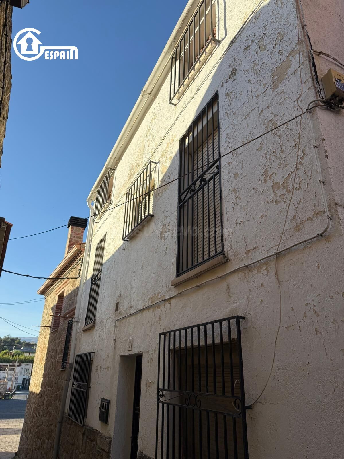 CASA FAMILIAR DE TRES PLANTAS EN BURGOHONDO
