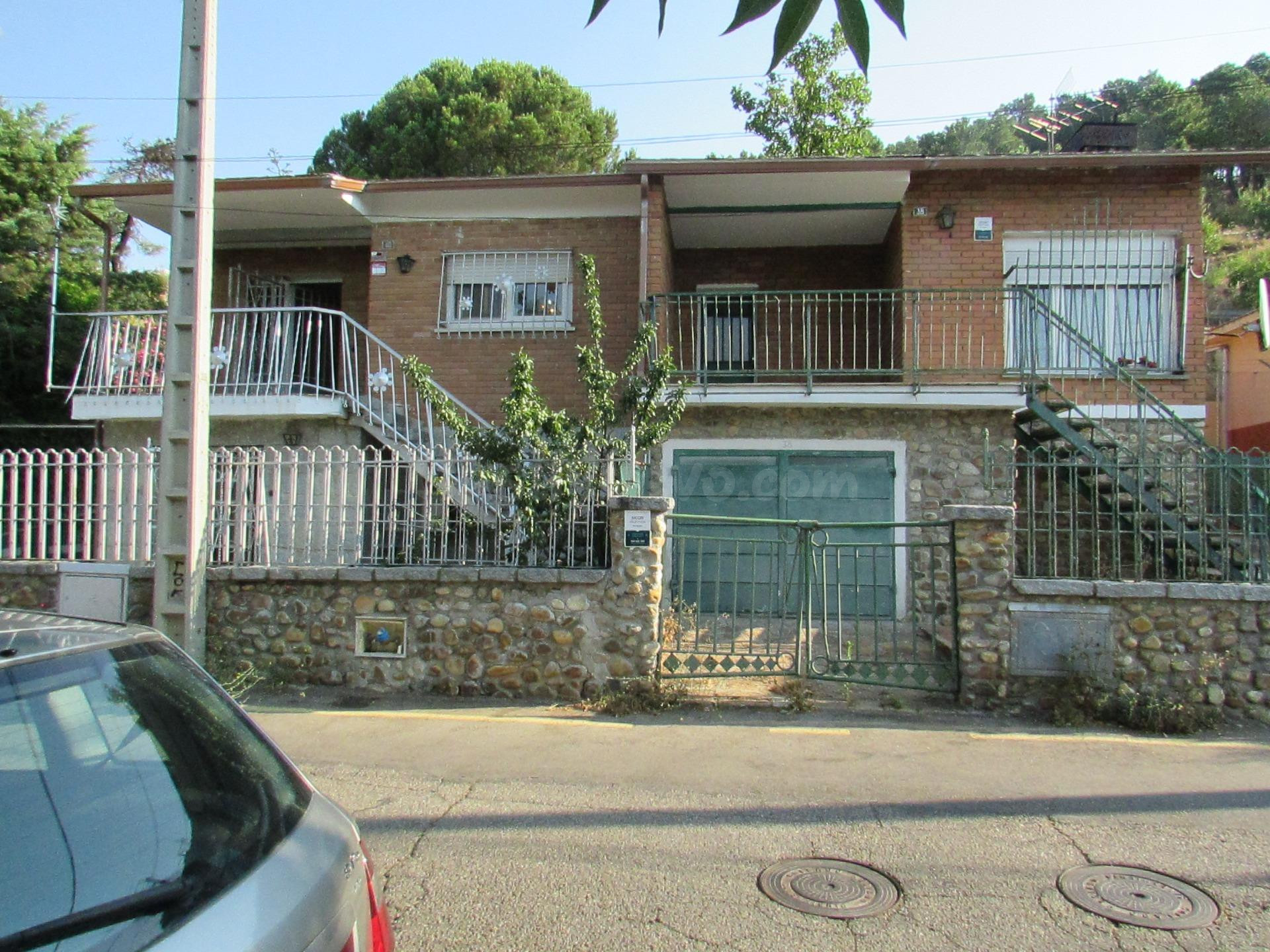 OPORTINIDAD DE INVERSOS DE DOS CHALETS EN PARCELA COMPARTIDA