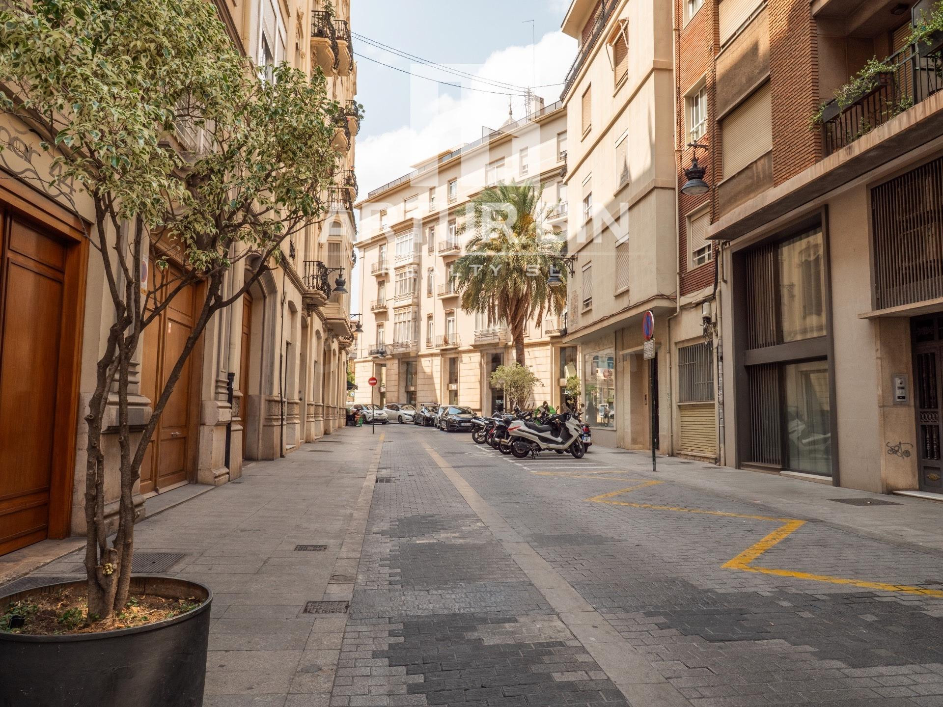 Local comercial 92m² en venta - Ciutat Vella - foto 2