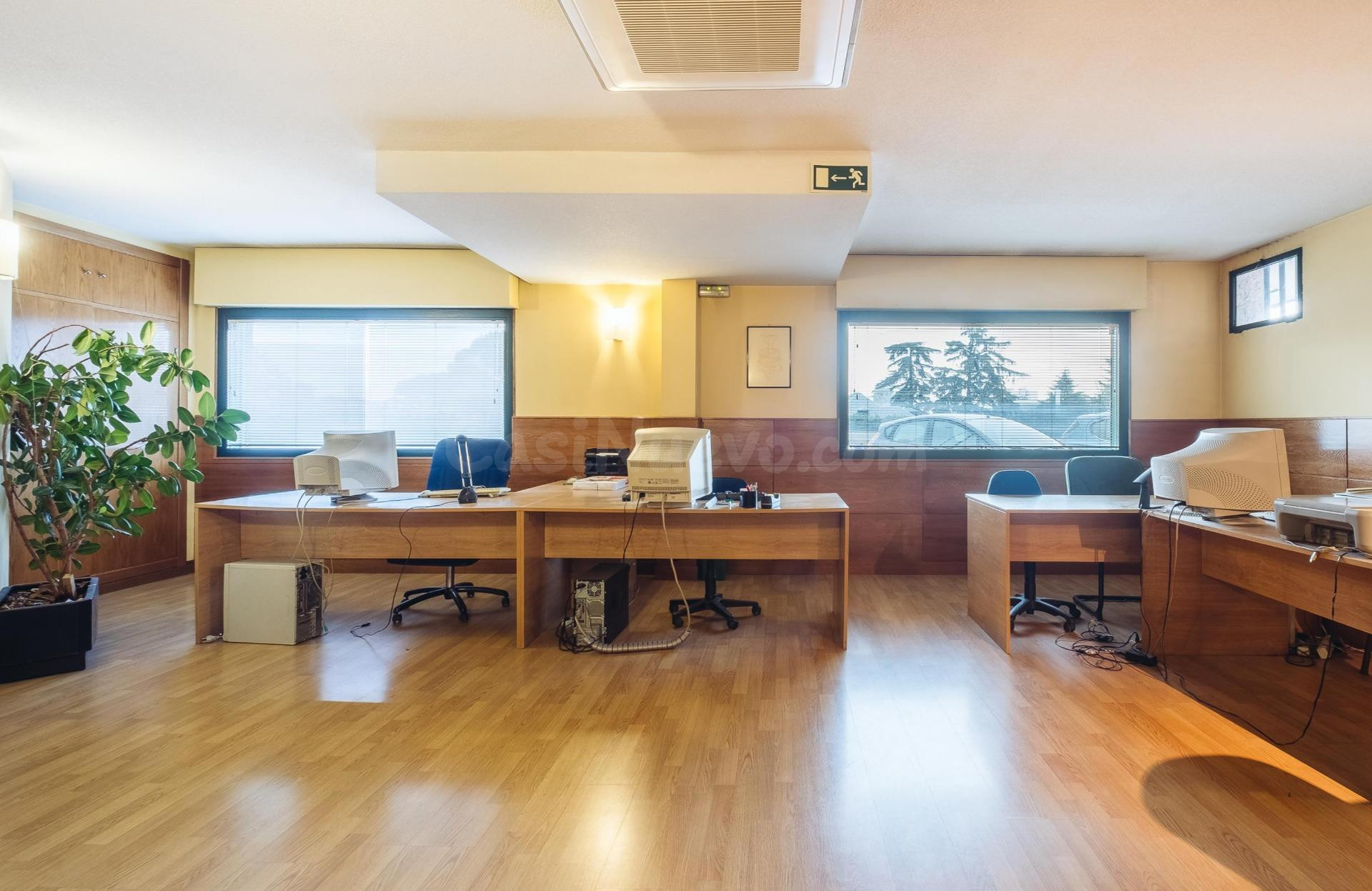 EXCELENTE OFICINA EN ESQUINA, EN PLANTA BAJA Y CON GRAN VISI - foto 2