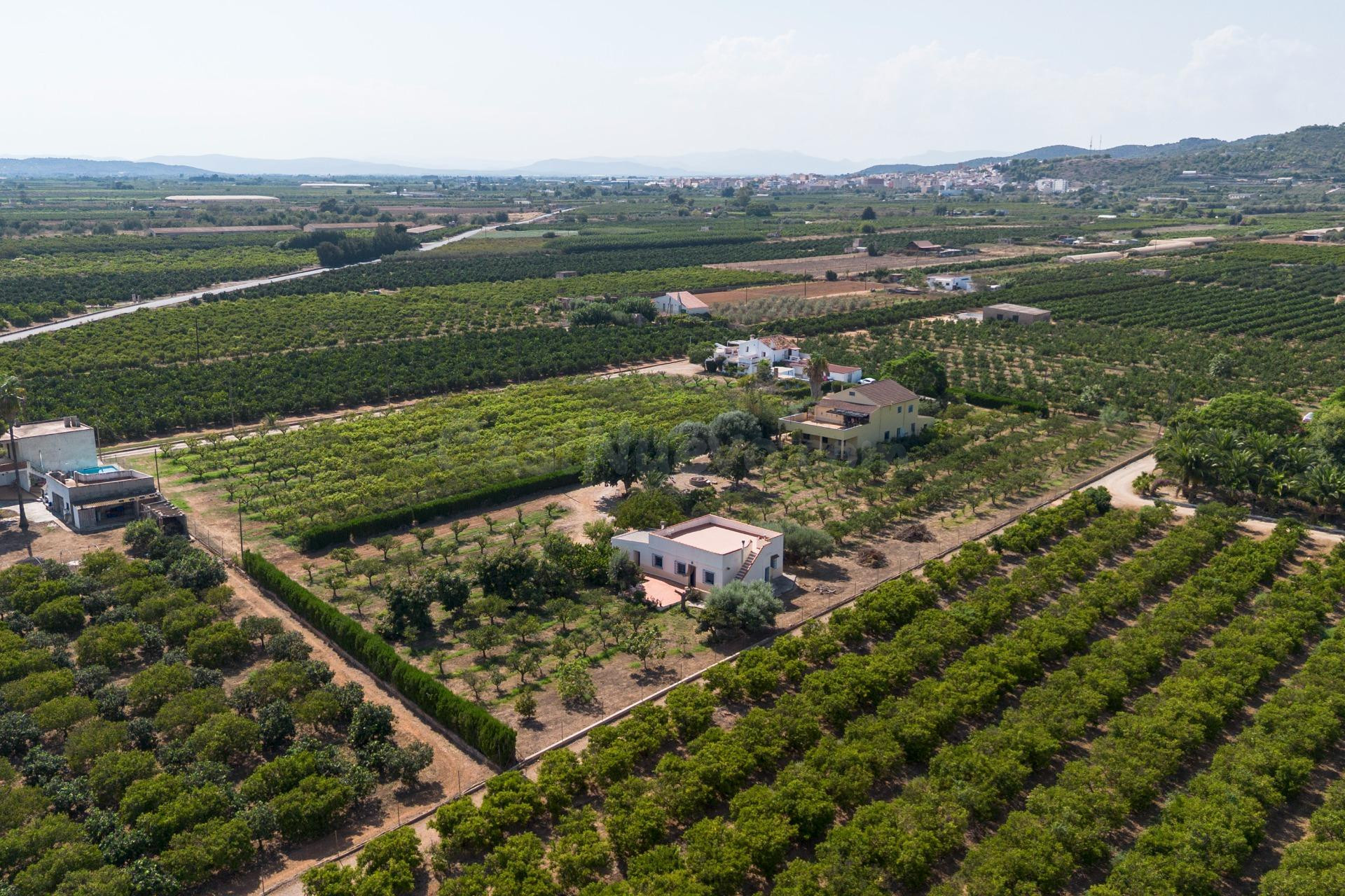 EXCLUSIVO REFUGIO RURAL COMPUESTO POR UNA FINCA RÚSTICA DE 5 - foto 2