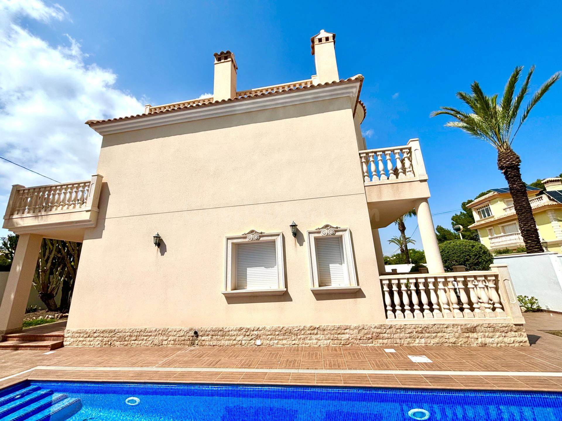 Impresionante Villa Reformada en una Ubicación Privilegiada  - foto 2