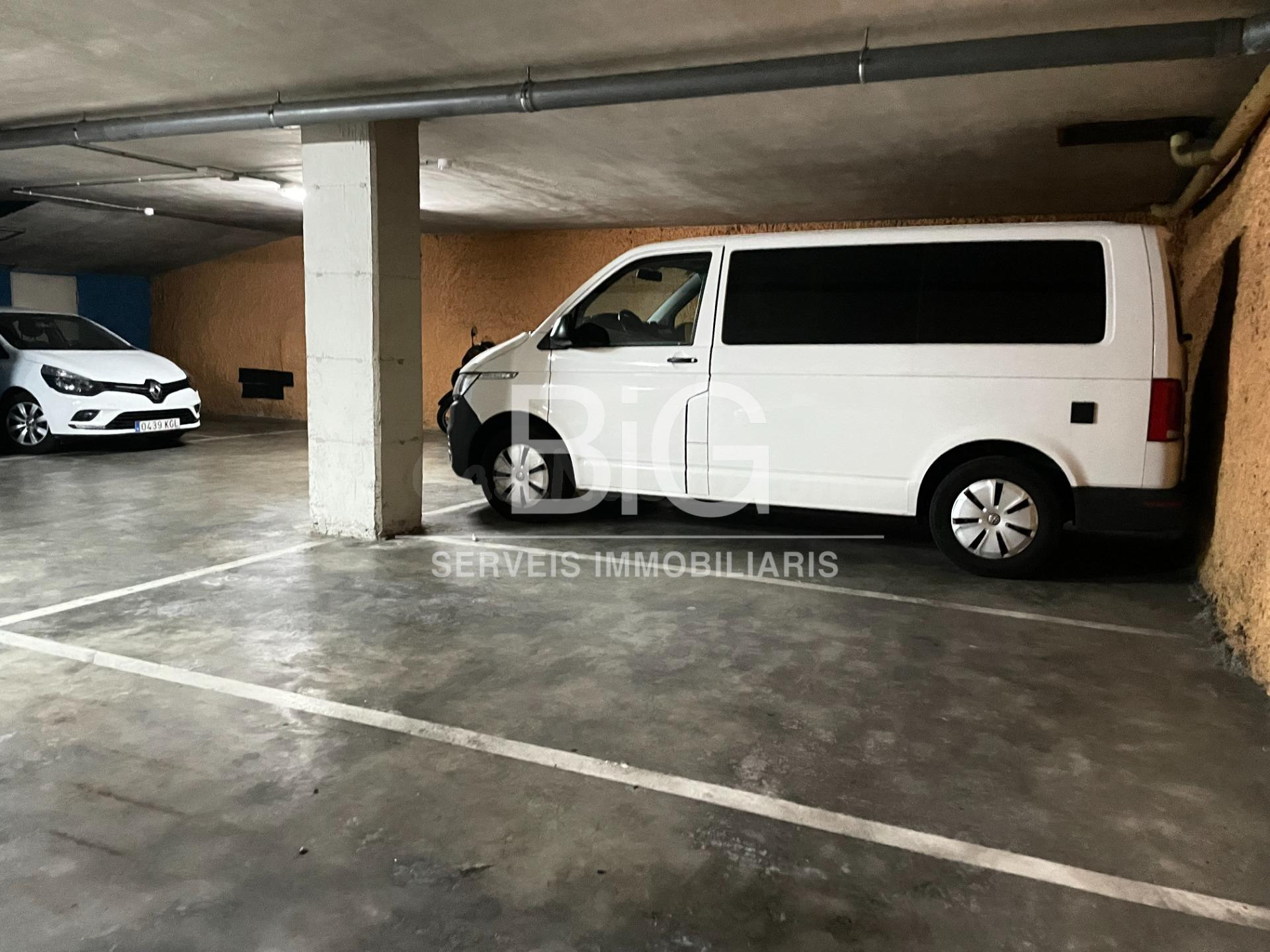 Parking para coche mediano-grande