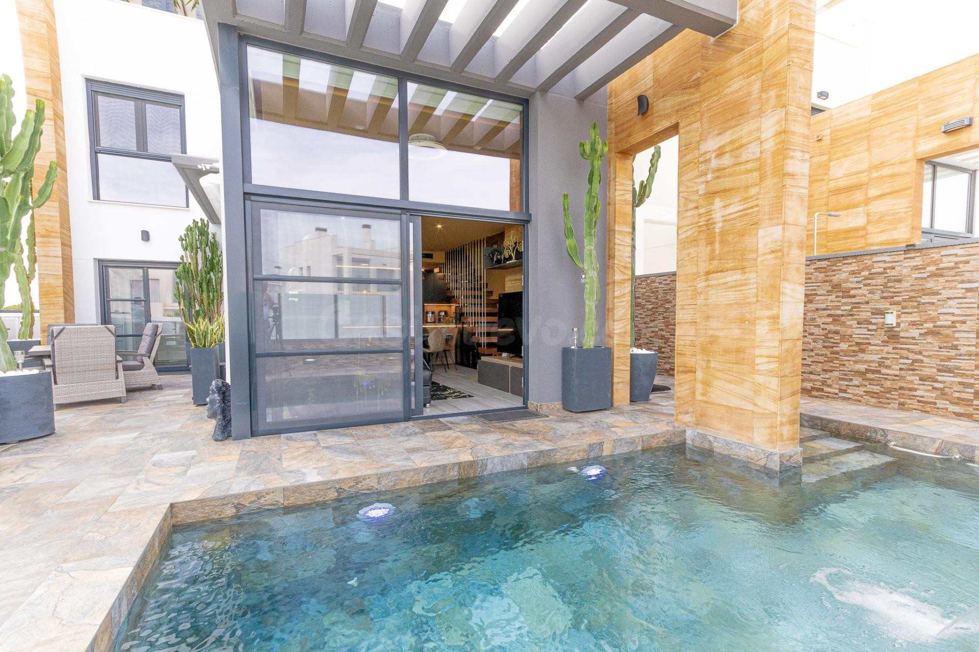 VILLA DE 3 DORMITORIOS Y 3 BAÑOS CON PISCINA EN LOMAS DE CABO ROIG, ORIHUELA COSTA