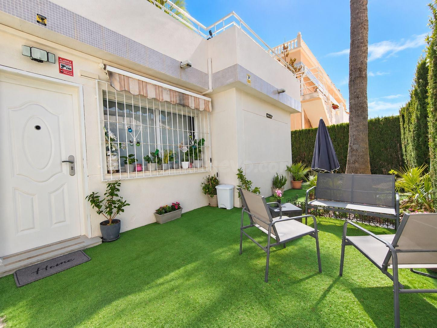PRECIOSA CASA ADOSADA EN ESQUINA CON 3 DORMITORIOS Y 2 BAÑOS