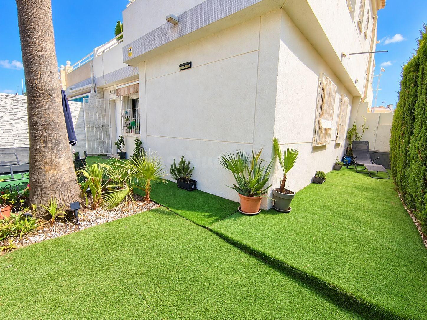 PRECIOSA CASA ADOSADA EN ESQUINA CON 3 DORMITORIOS Y 2 BAÑOS - foto 2