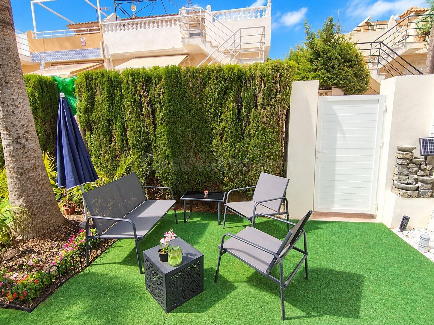 PRECIOSA CASA ADOSADA EN ESQUINA CON 3 DORMITORIOS Y 2 BAÑOS - foto 3