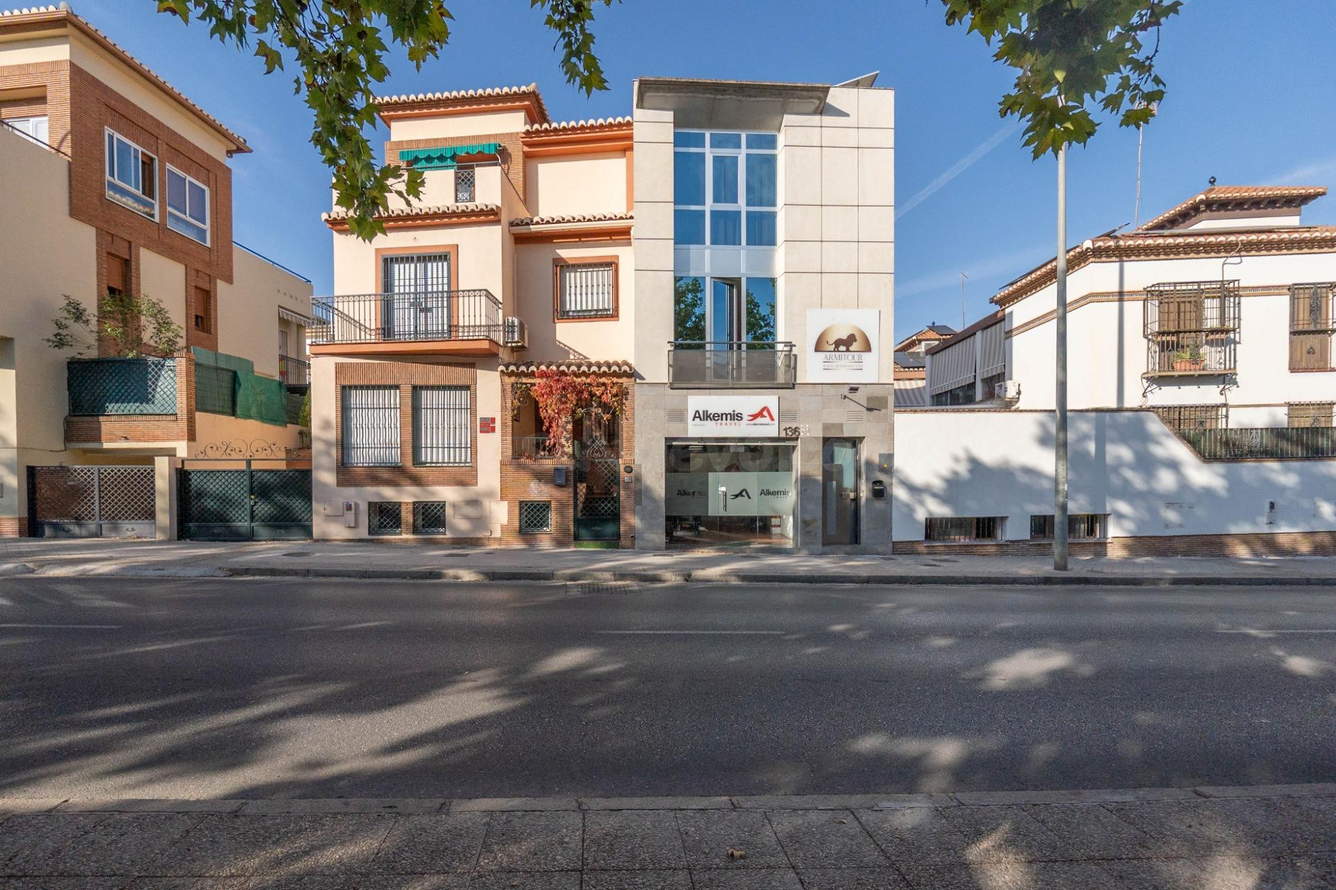 Edificio de 3 plantas destinado a oficinas junto a Centro Co - foto 2
