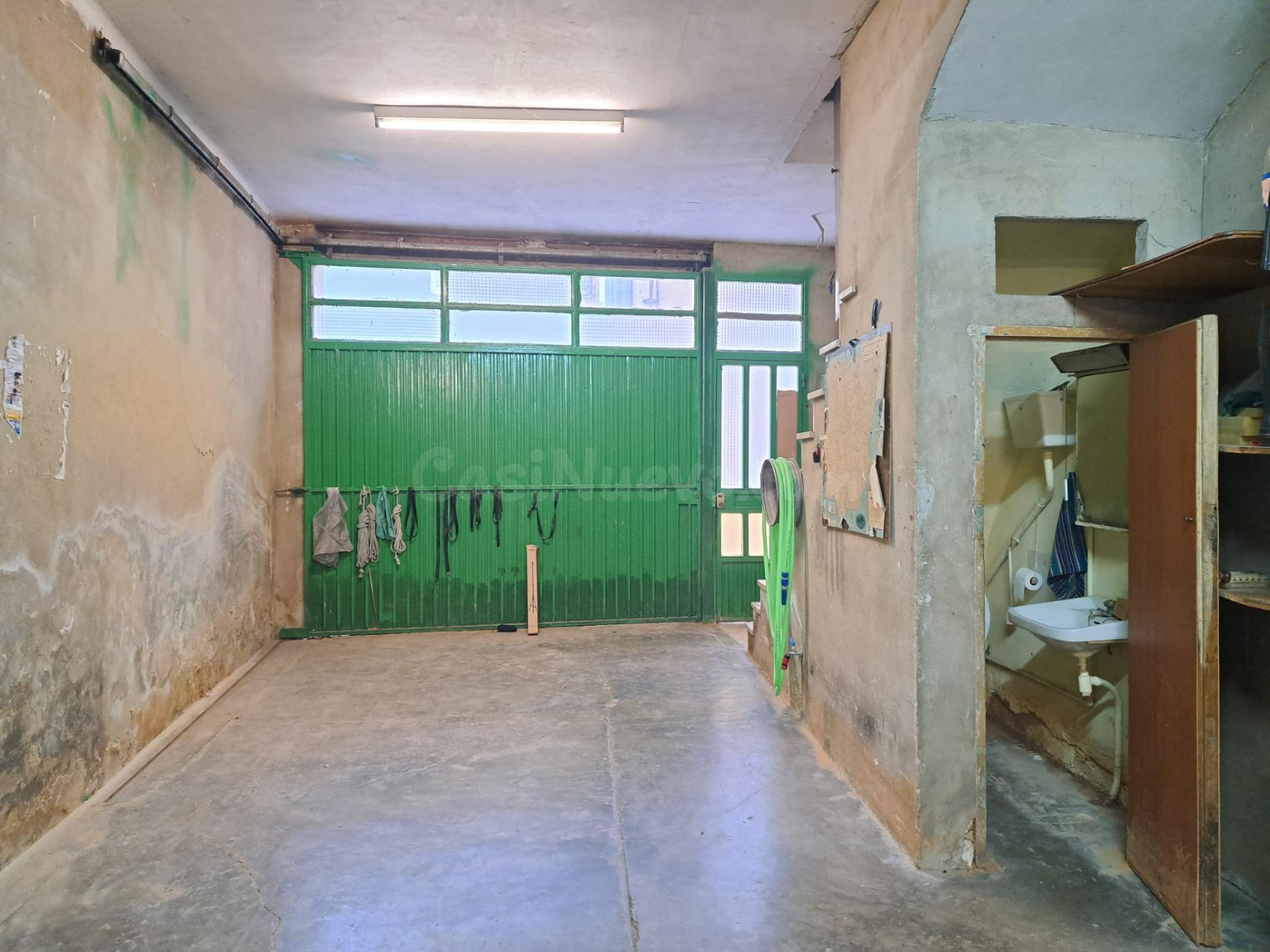 Edificio en zona centro de Utiel con múltiples posibilidades - foto 2