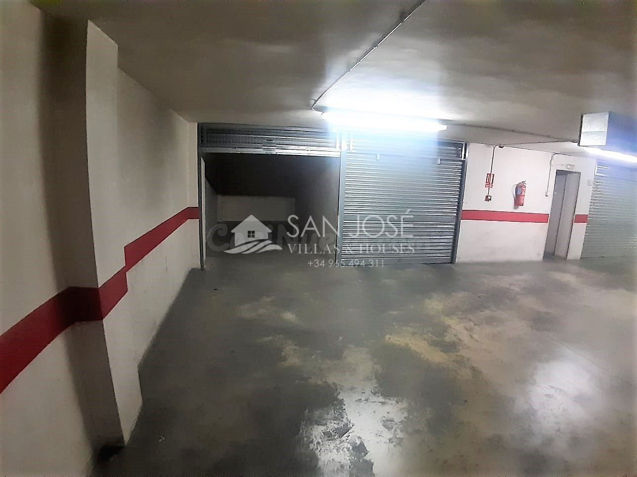 SE VENDE PLAZA DE GARAJE CERRADA PARKING EN AUSIAS MARCH , N