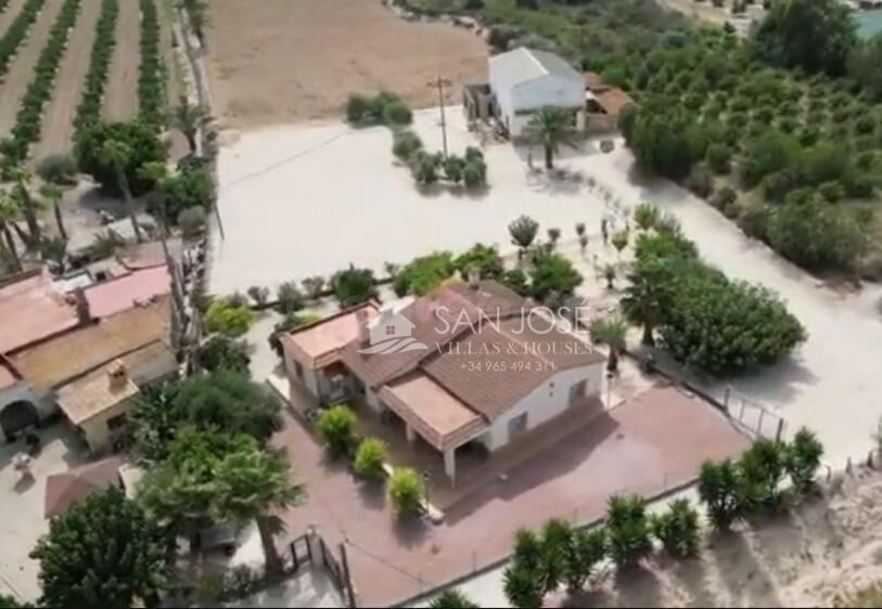 SE VENDE CASA DE CAMPO CON NAVE EN PARCELA DE 10000 M EN CRE