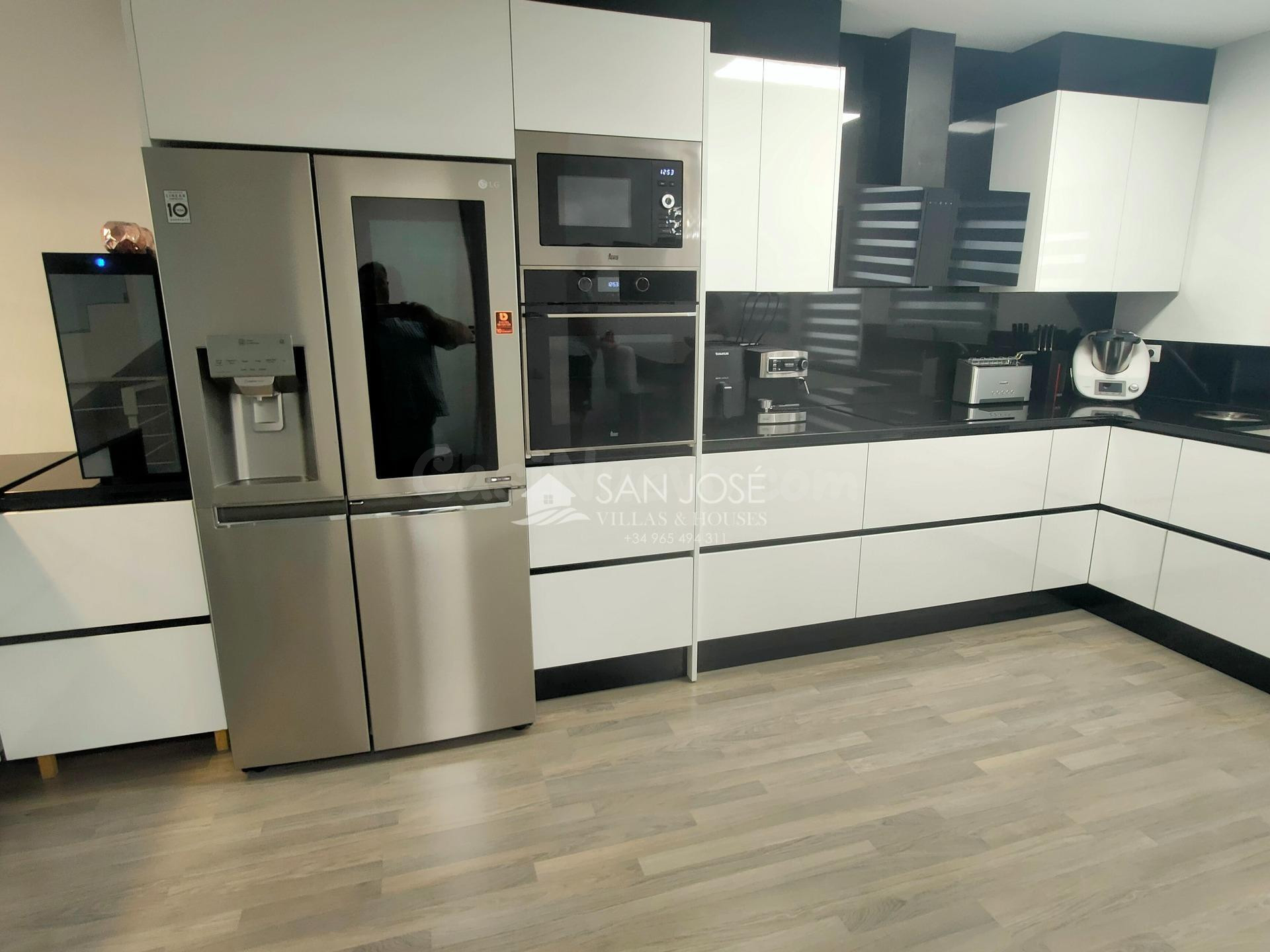 SE VENDE ADOSADO CON ACABADOS Y EQUIPAMIENTO DE PRIMERA CALI - foto 3