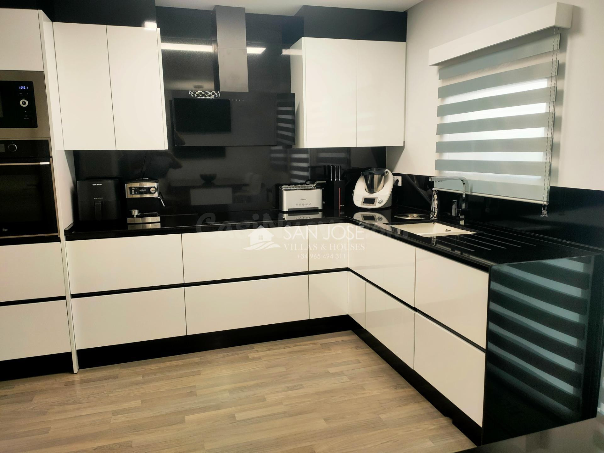 SE VENDE ADOSADO CON ACABADOS Y EQUIPAMIENTO DE PRIMERA CALI - foto 4