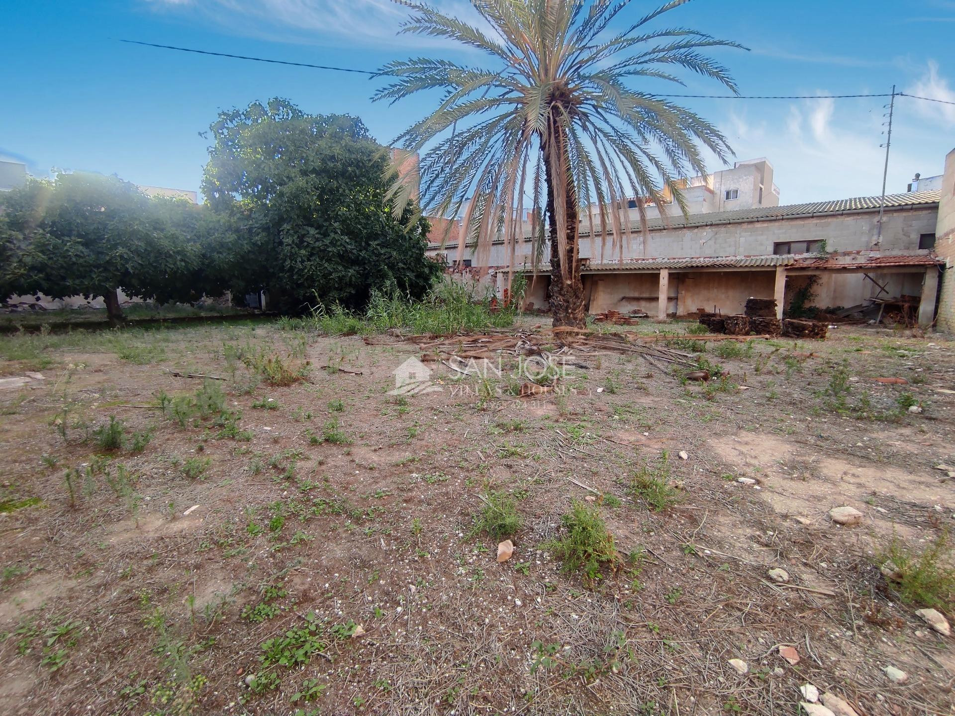 SE VENDE PARCELA URBANA DE 801M CON ALMACEN PARA REFORMAR DE