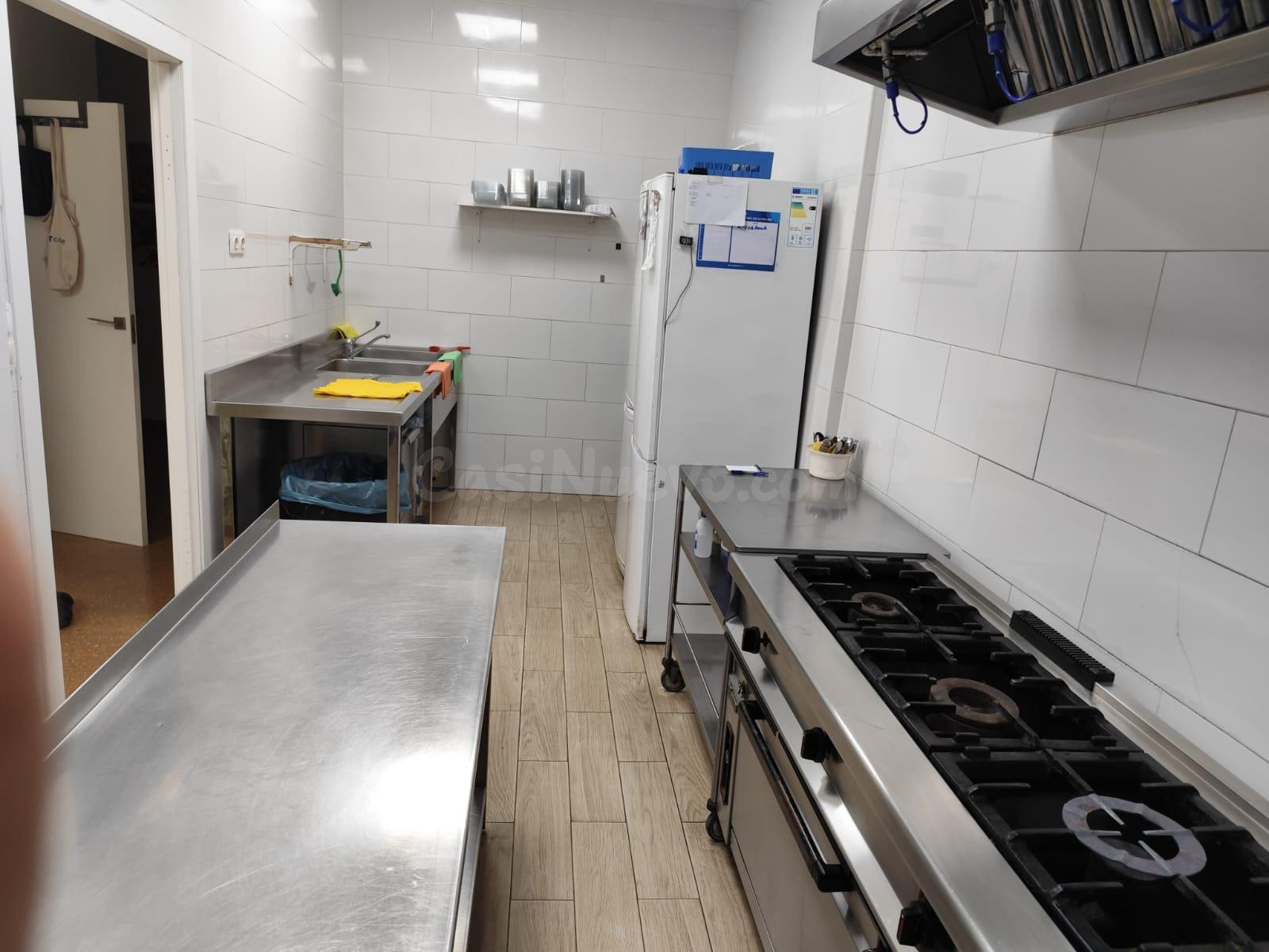 Traspaso Restaurante con Licencia Apertura y Salida de humos - foto 2