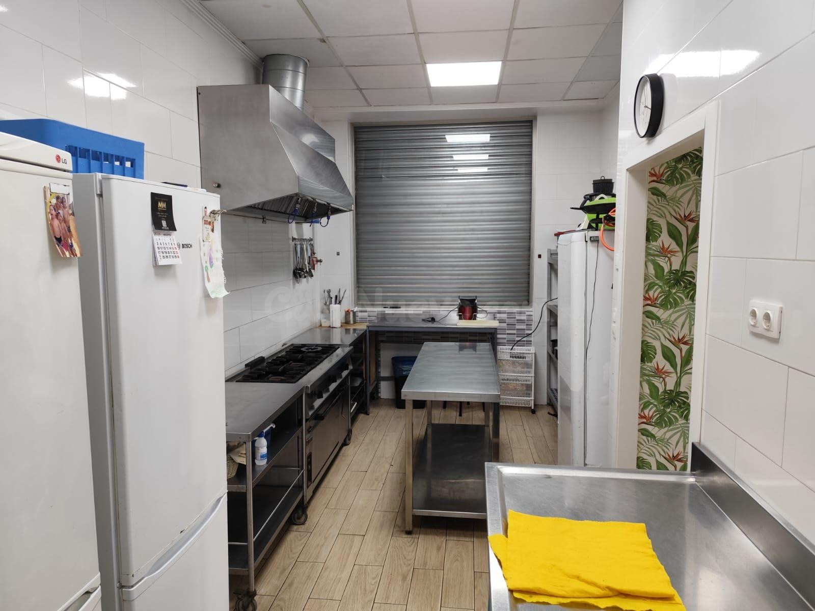 Traspaso Restaurante con Licencia Apertura y Salida de humos - foto 3