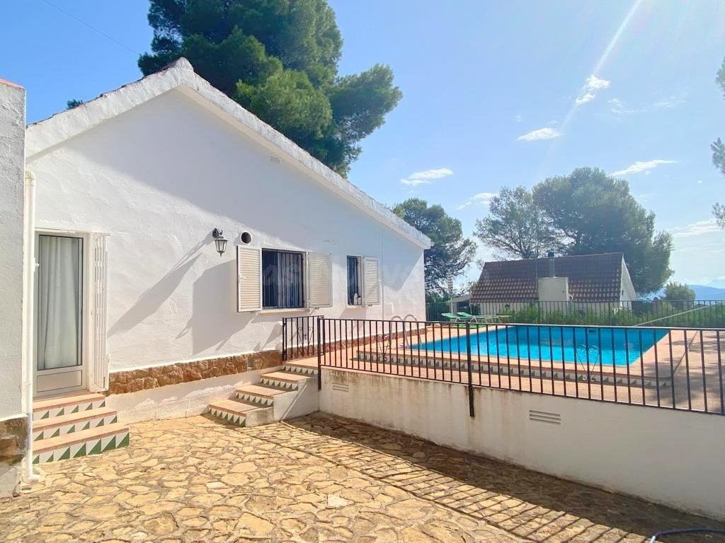 CHALET CON PISCINA Y PISTA DE FRONTÓN